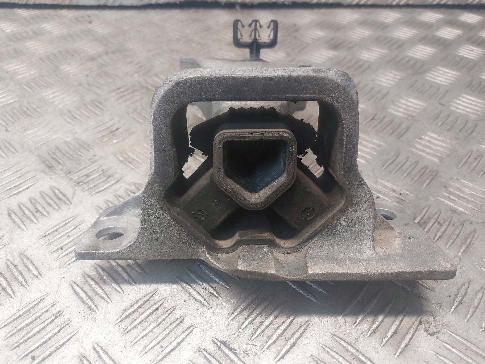 holder engine mount left RENAULT CLIO III LIFT 1.2 TCE 112103737R