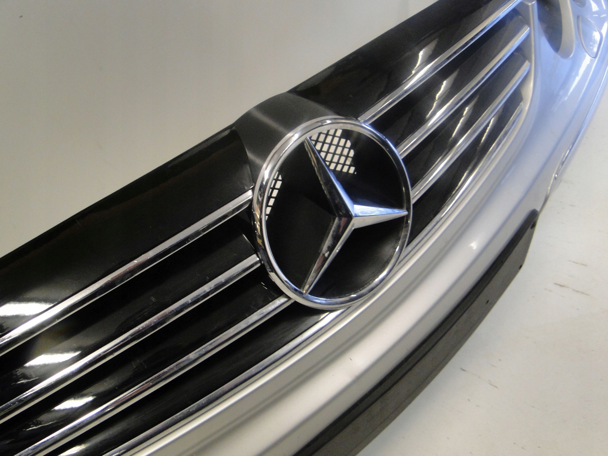 MERCEDES CLK 209 W209 GRILL ATRAPA 4 LAMELE CZARNY Kolor czarny