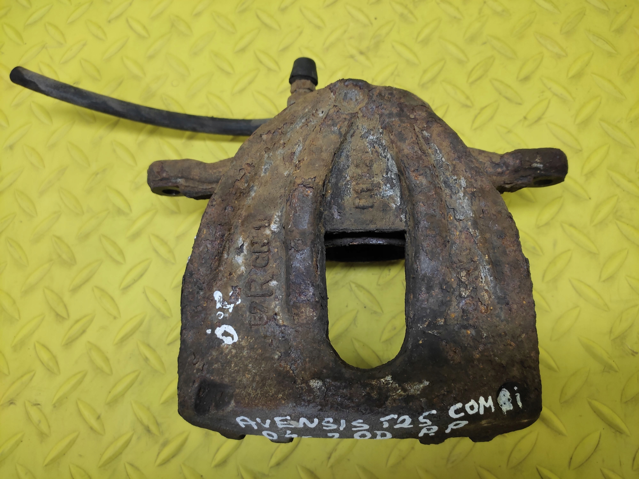 TOYOTA AVENSIS T25 2.0 D4D caliper brake right front