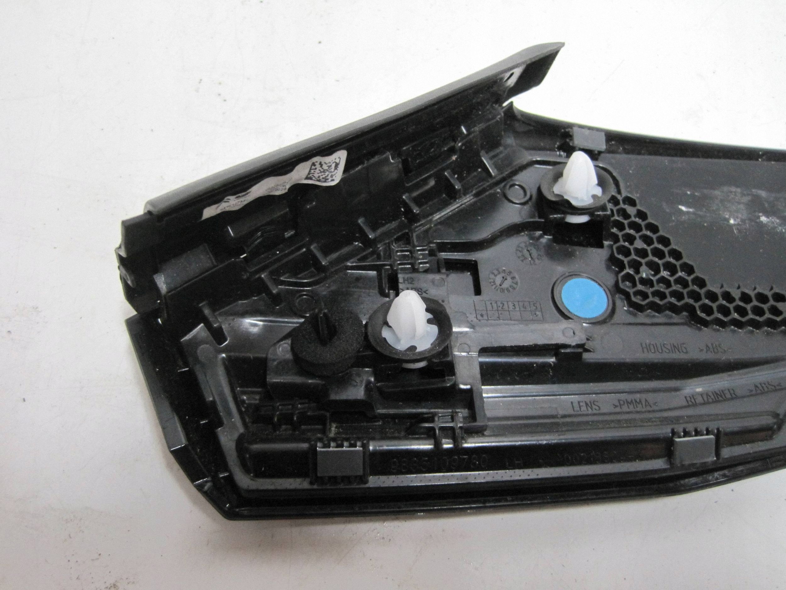 feu arrière du capot gauche CITROEN C4 III E-C4 9836327880
