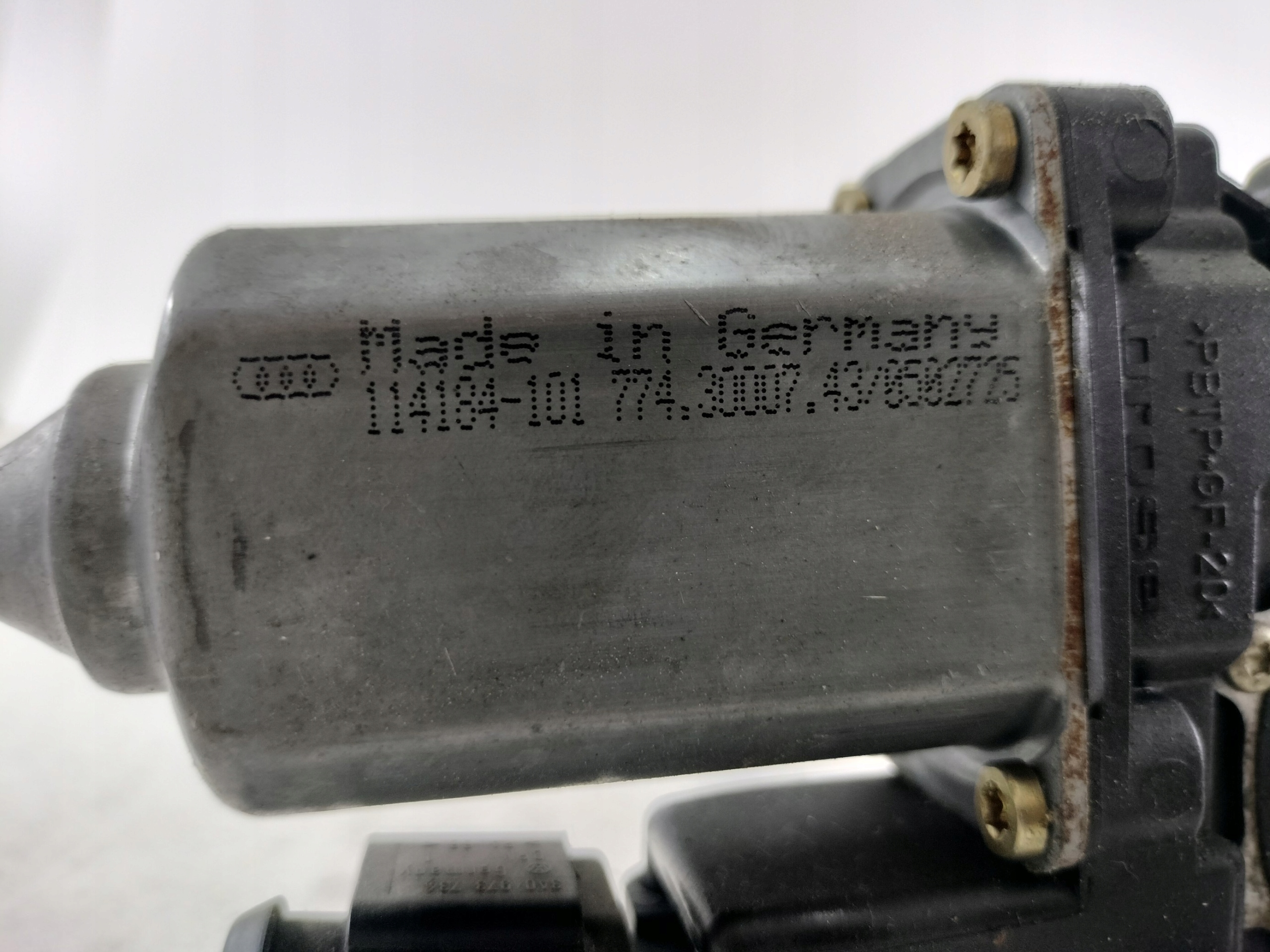 mini motor of the window right front AUDI A4 B5 114184101