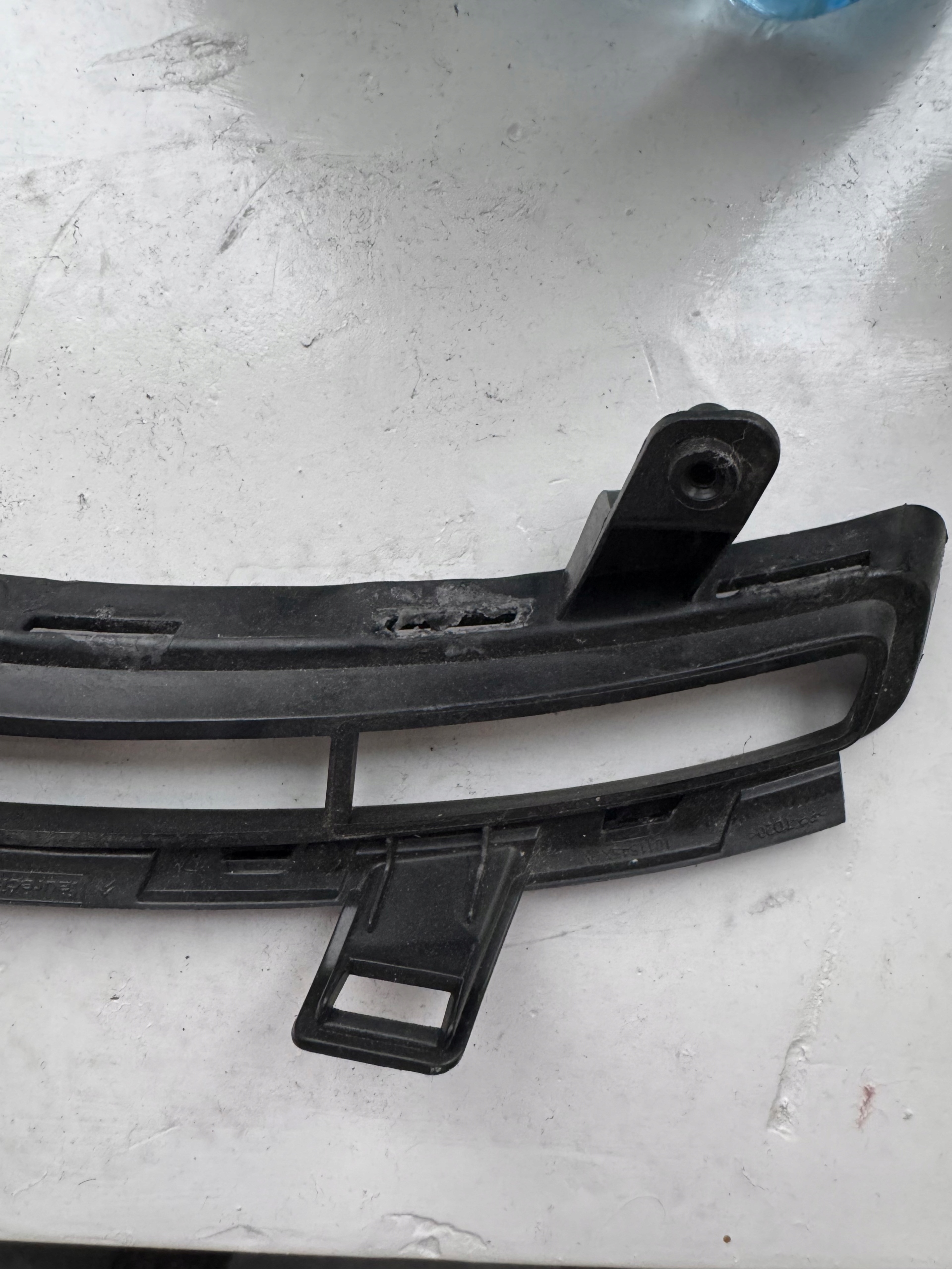 CITROEN DS3 10-16r. -> grille holder LED right 9672237977
