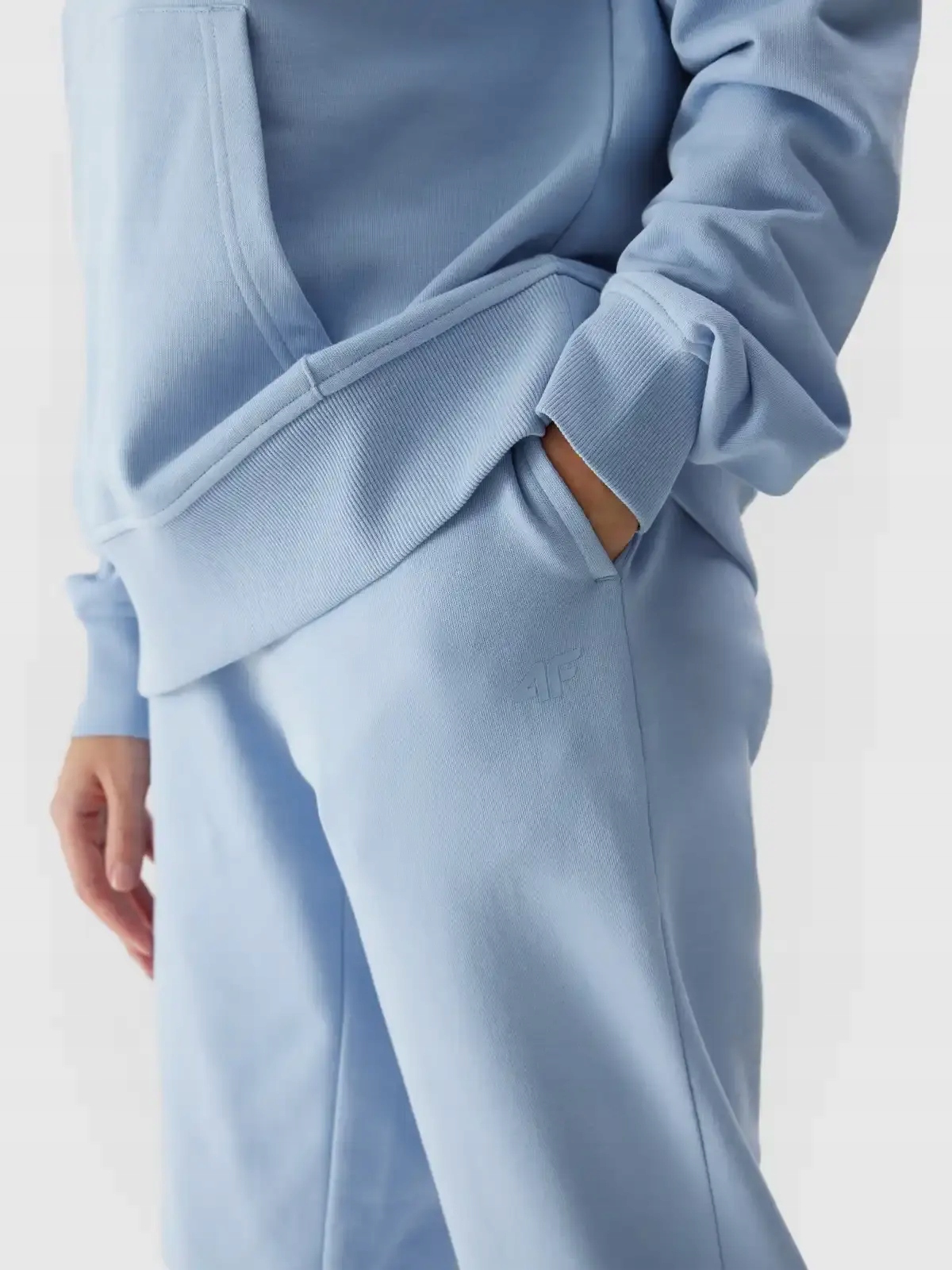 SPODNIE DRESOWE DAMSKIE 4F SPORTOWE DRESY BAWEŁNIANE Z KIESZENIAMI SS24F606 Płeć kobieta