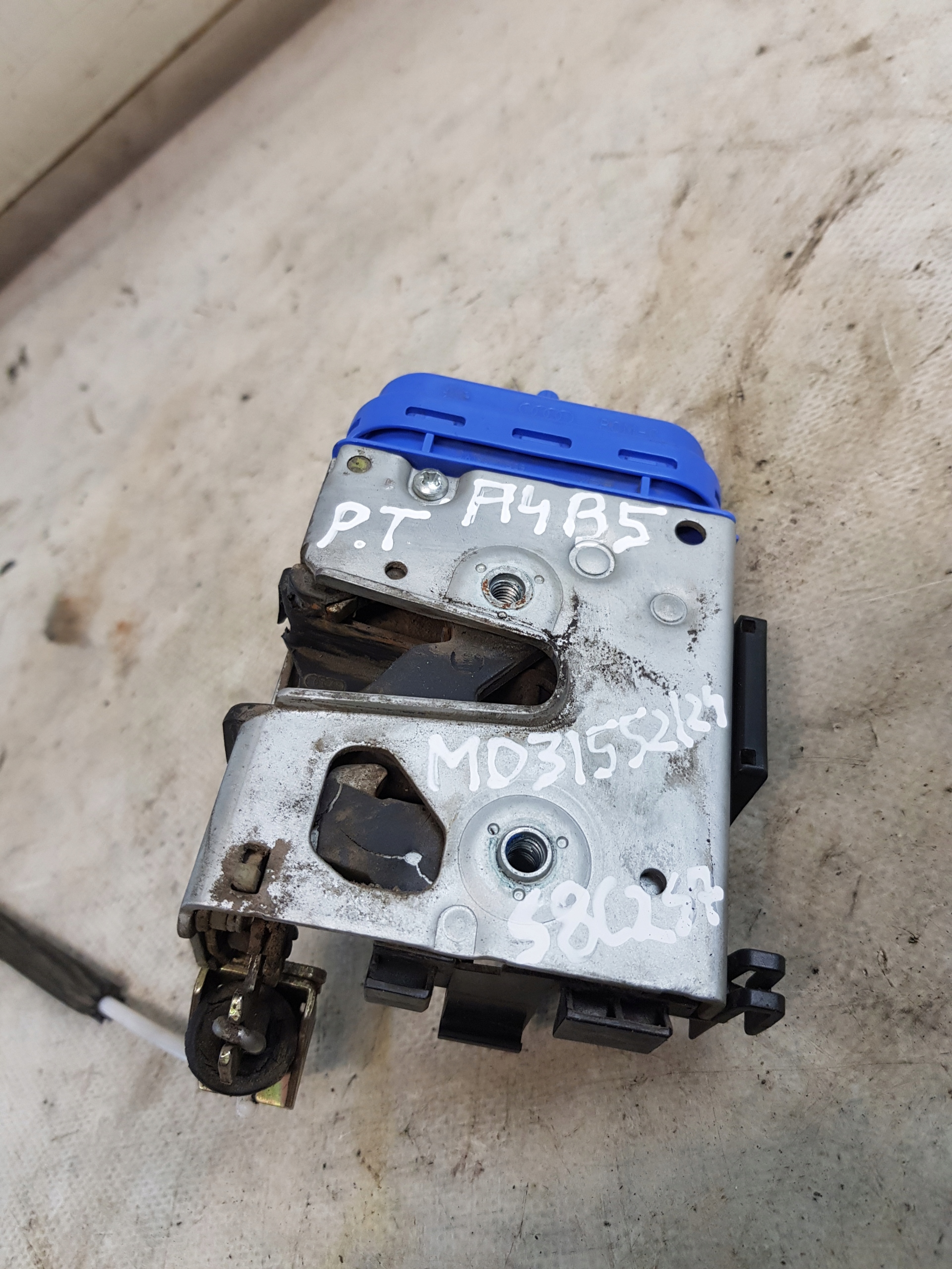 AUDI A4 B5 lock right rear part 8D0839016A