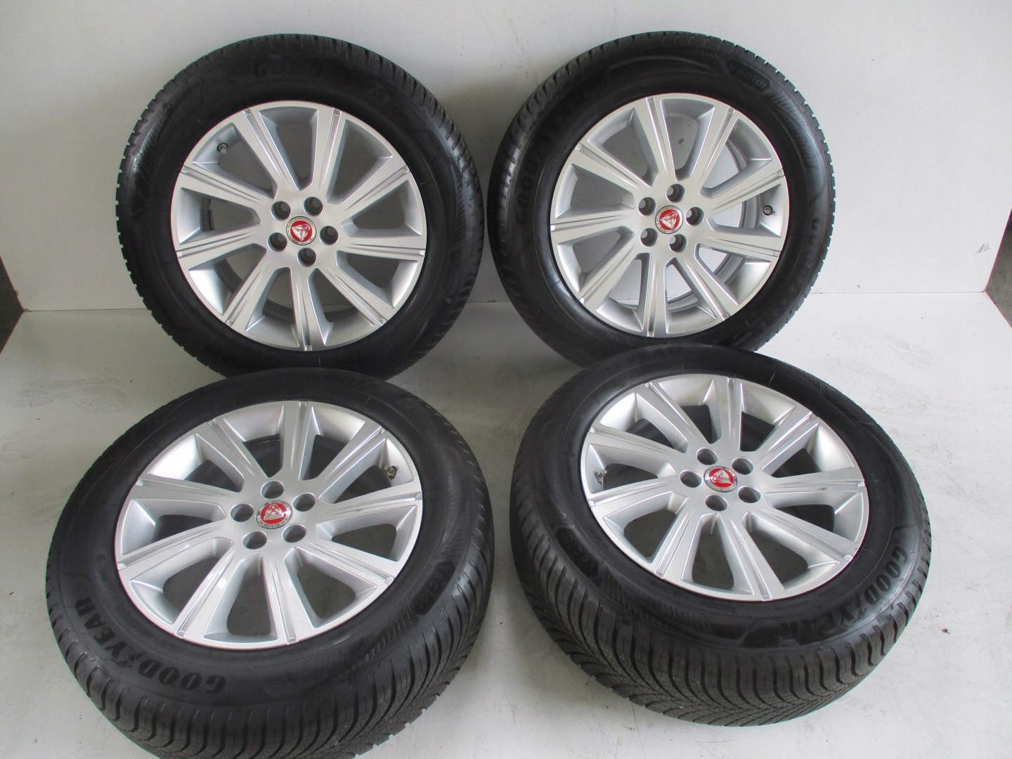 Колеса диски шини JAGUAR Е PACE R18 M+S 20r