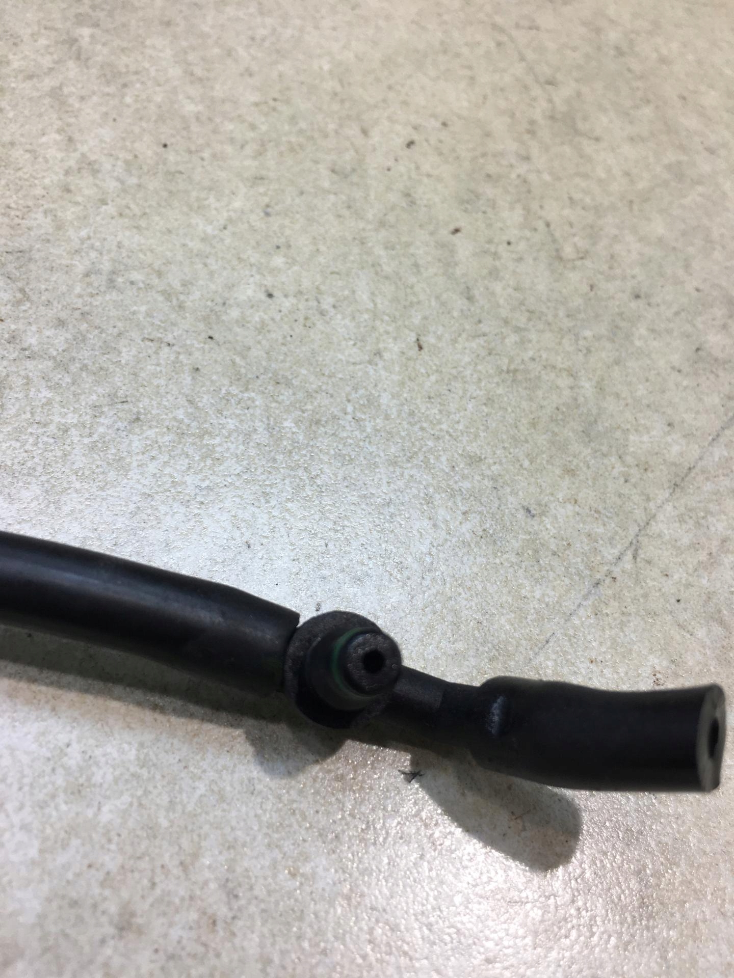 патрубок переливной CITROEN C5 и 2.0