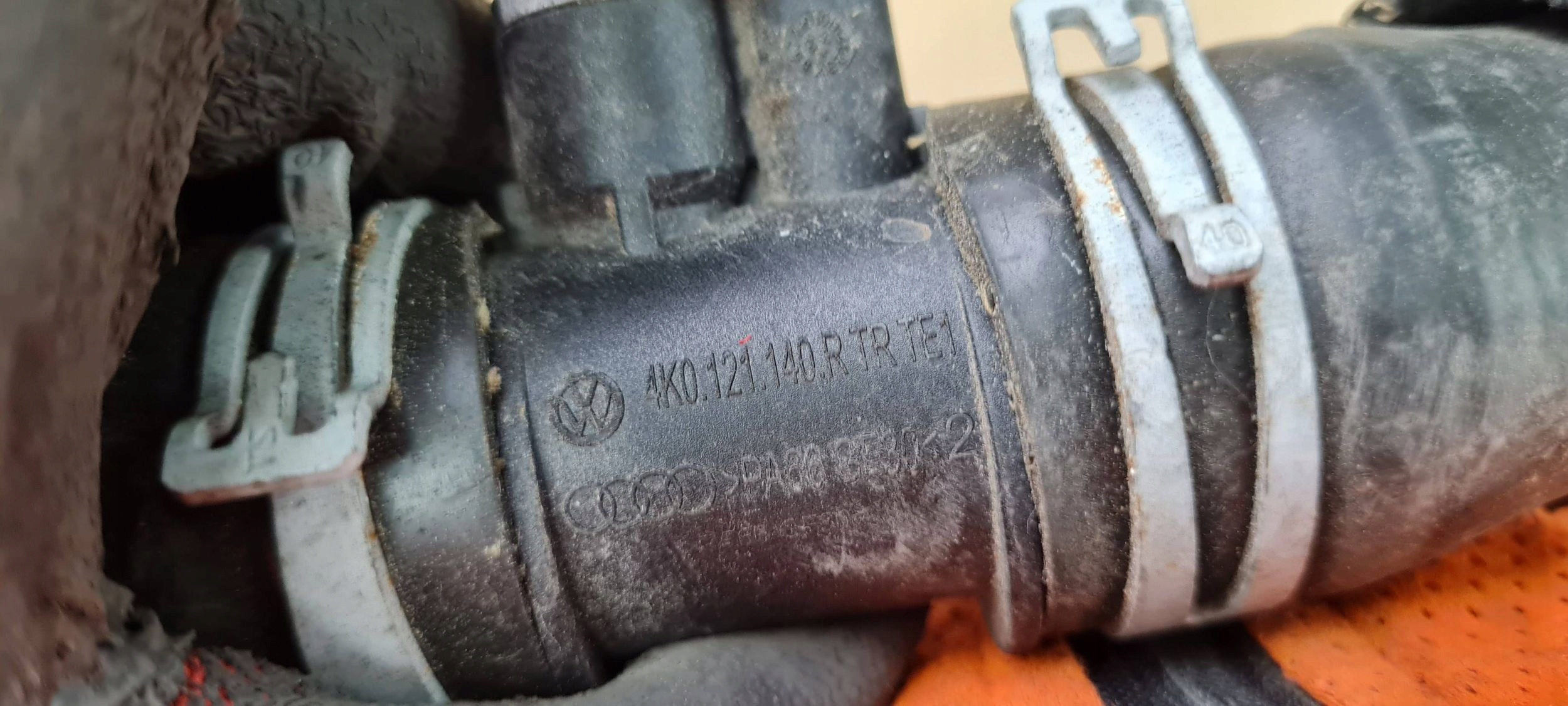 A6 C8 4K prijenos crijevo cijevčica vode 2.0 TFSI HYBRYDA 4K0121140R A7 4K