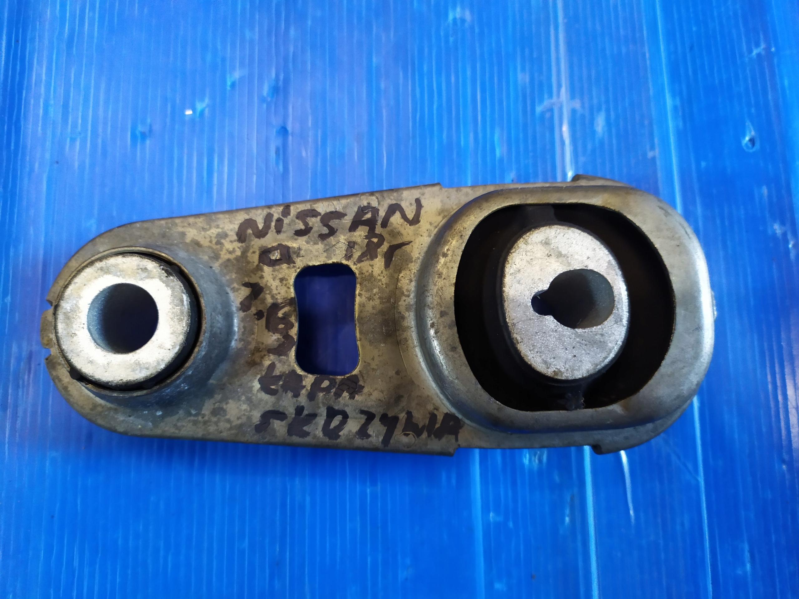 Łapa skrzyni biegów NISSAN QASHQAI II (J11, J11_) 112383734R 1.5L diesel