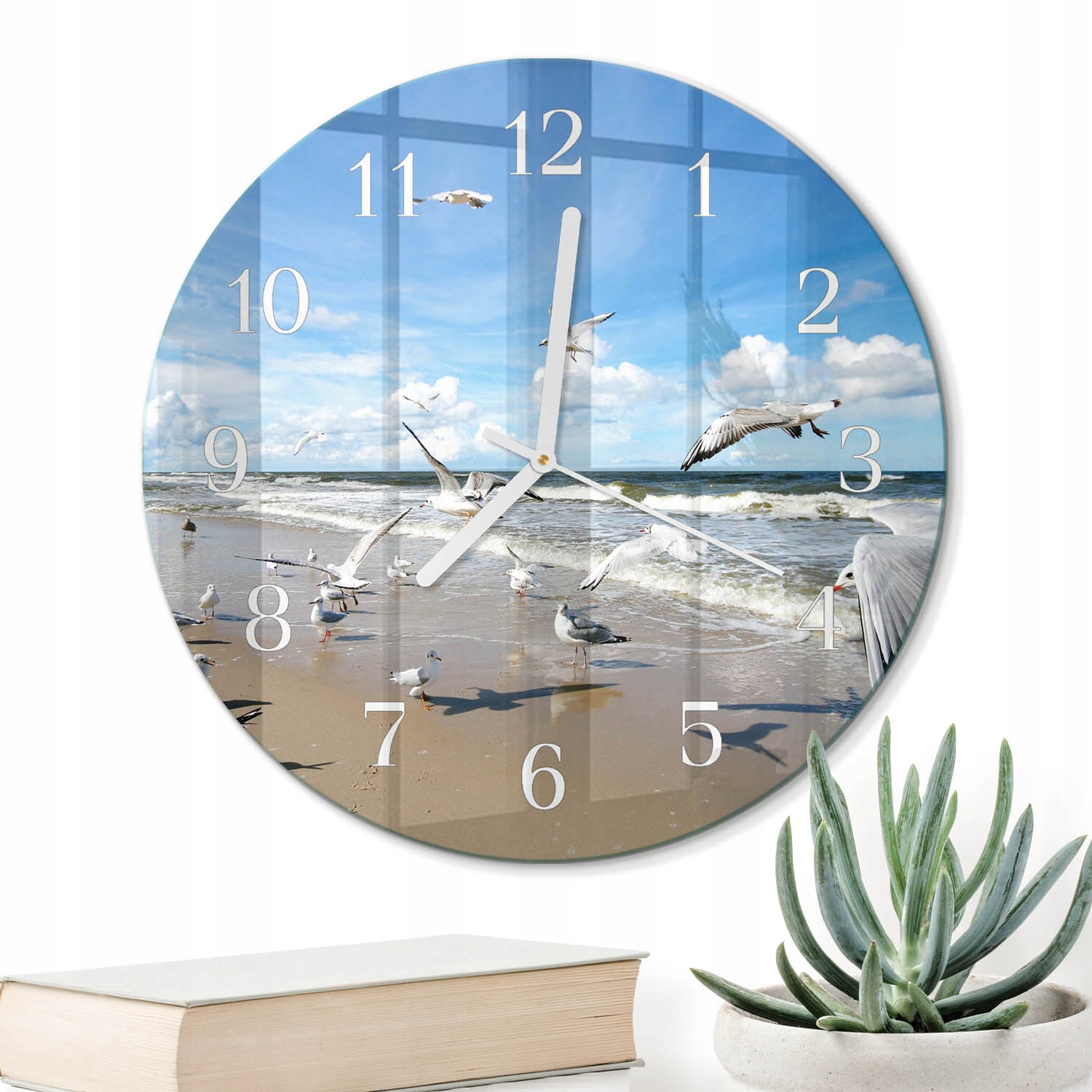 Kulatý skleněný ozdobný hodinový stroj o průměru 30 cm se stylovým potiskem racka na pláži