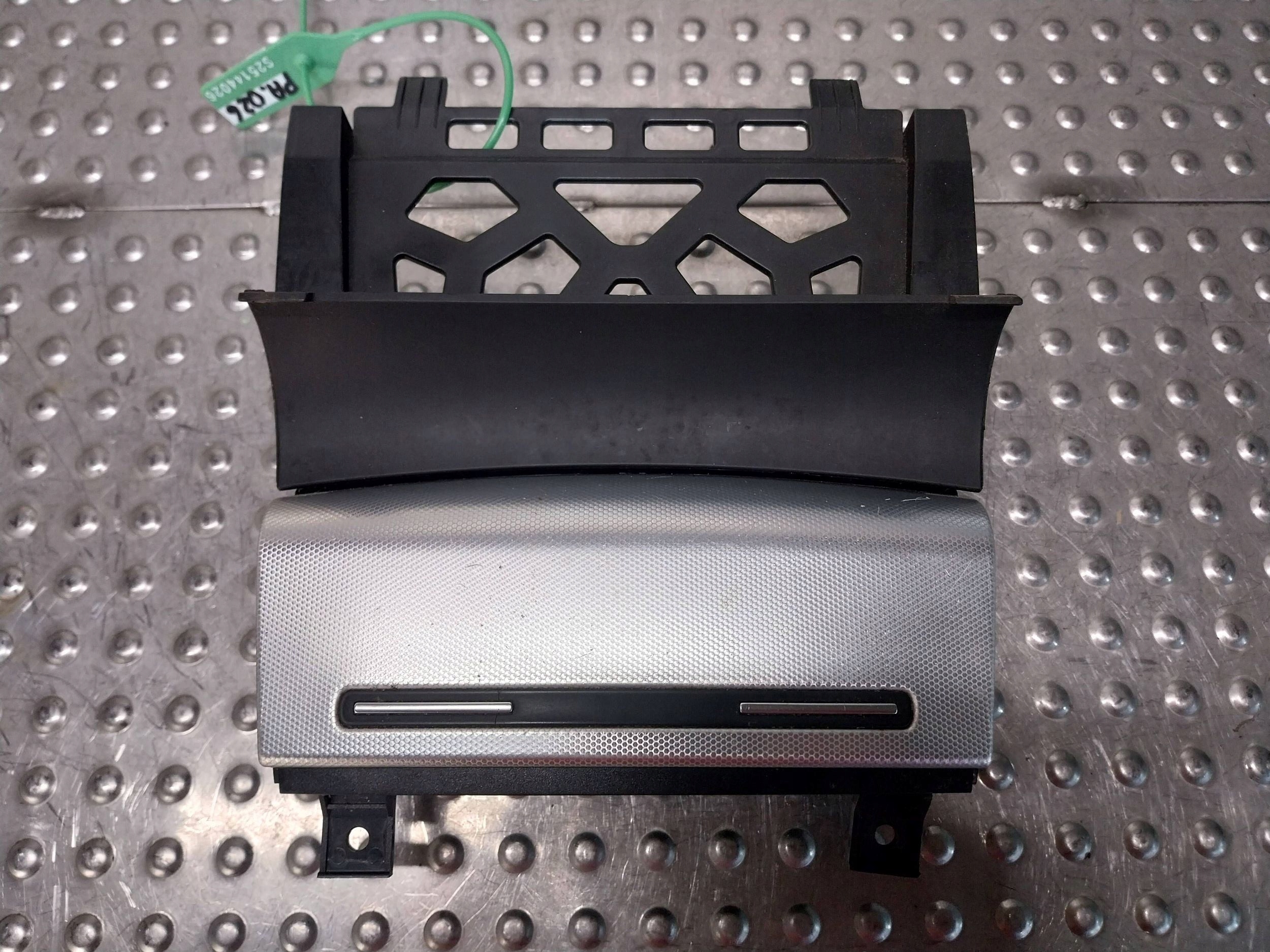 ashtray central TUNELU 8P0857951 AUDI A3 8P LIFT
