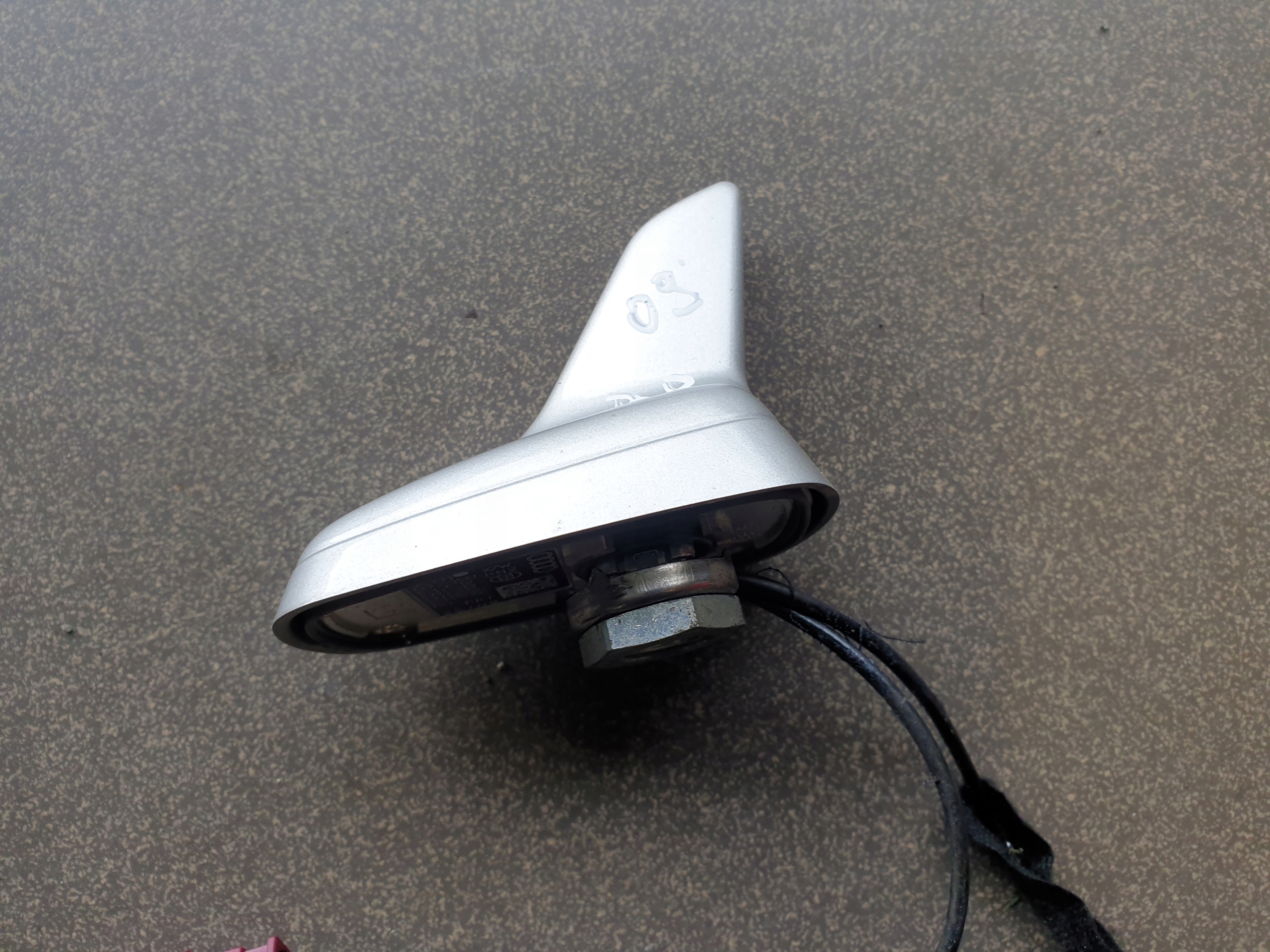 ANTENA dach AUDI A4 B8 2008- 8K9035503E