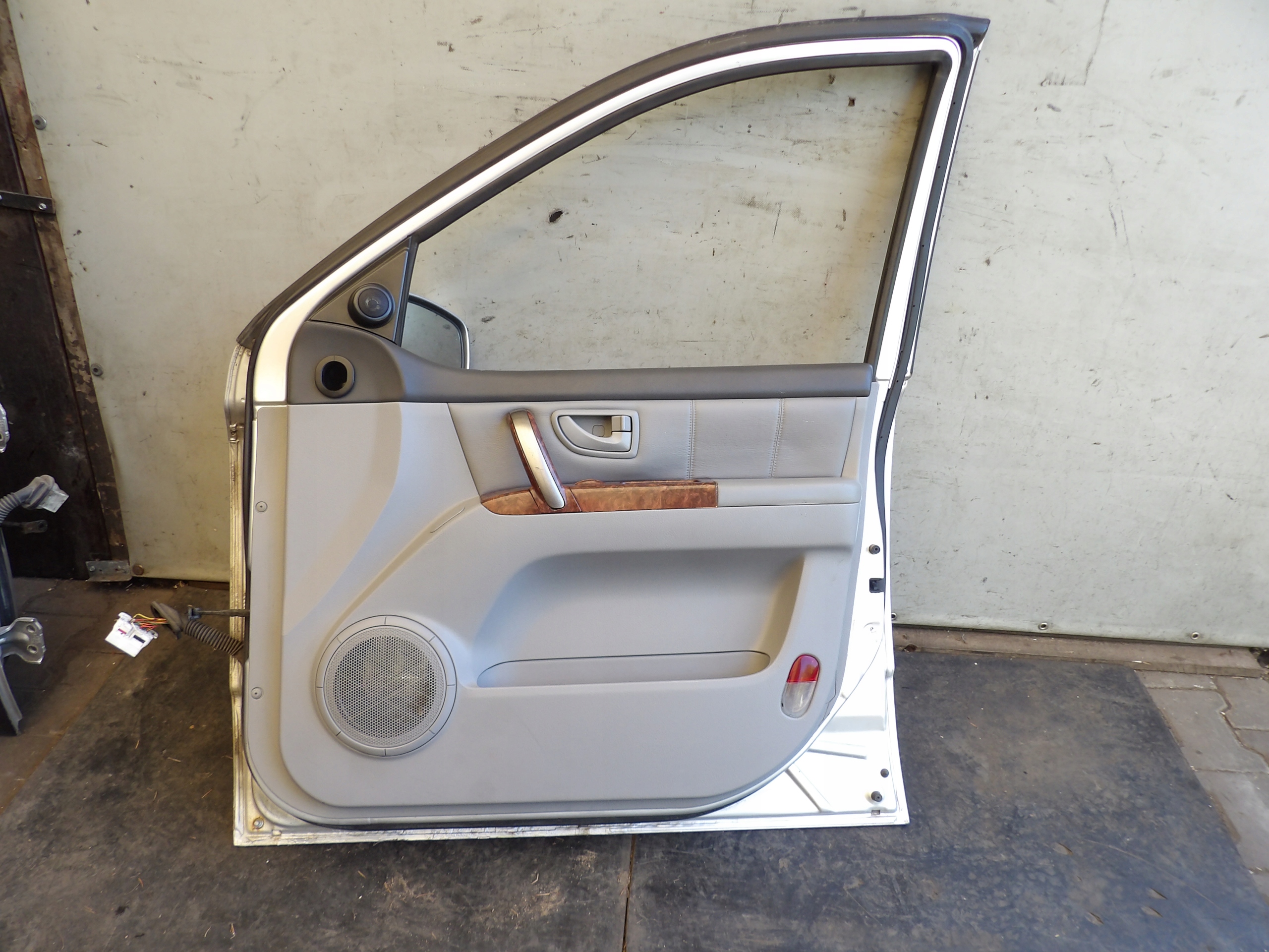 Kia Sorento and door front right YL