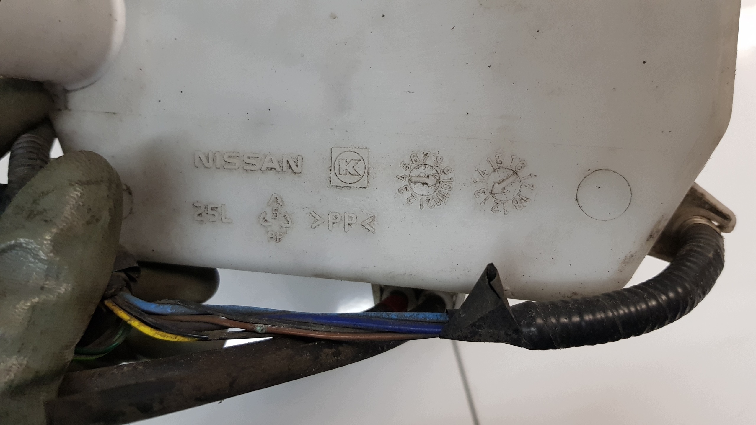NISSAN NOTE washer fluid tank