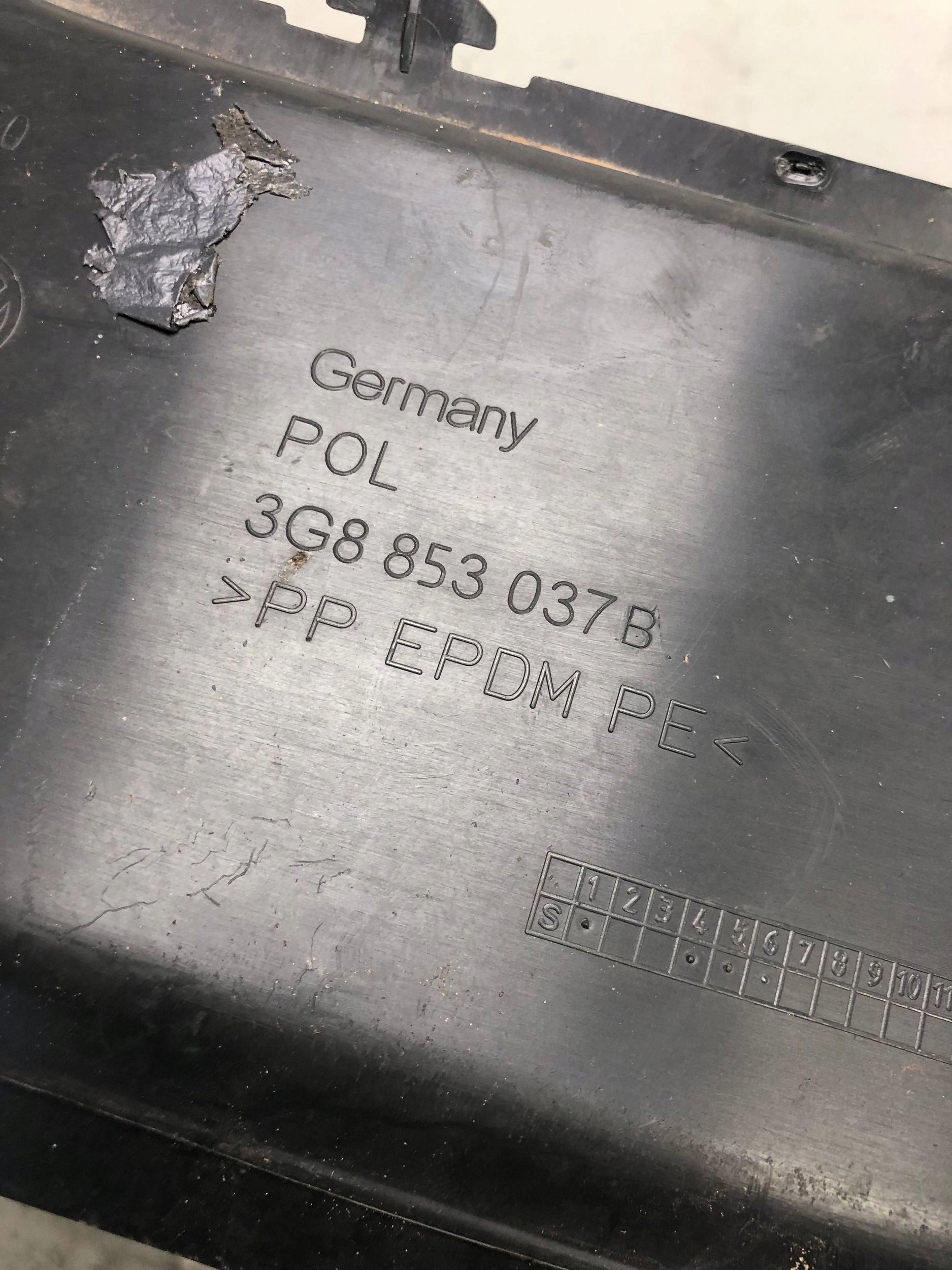 kryt stěny předního předek VW ARTEON 3G8853037B