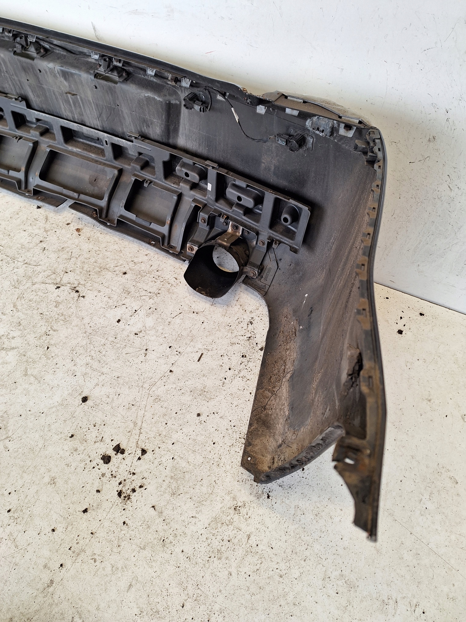 CHRYSLER 300C 11-15 bumper rear part + PDC sedan