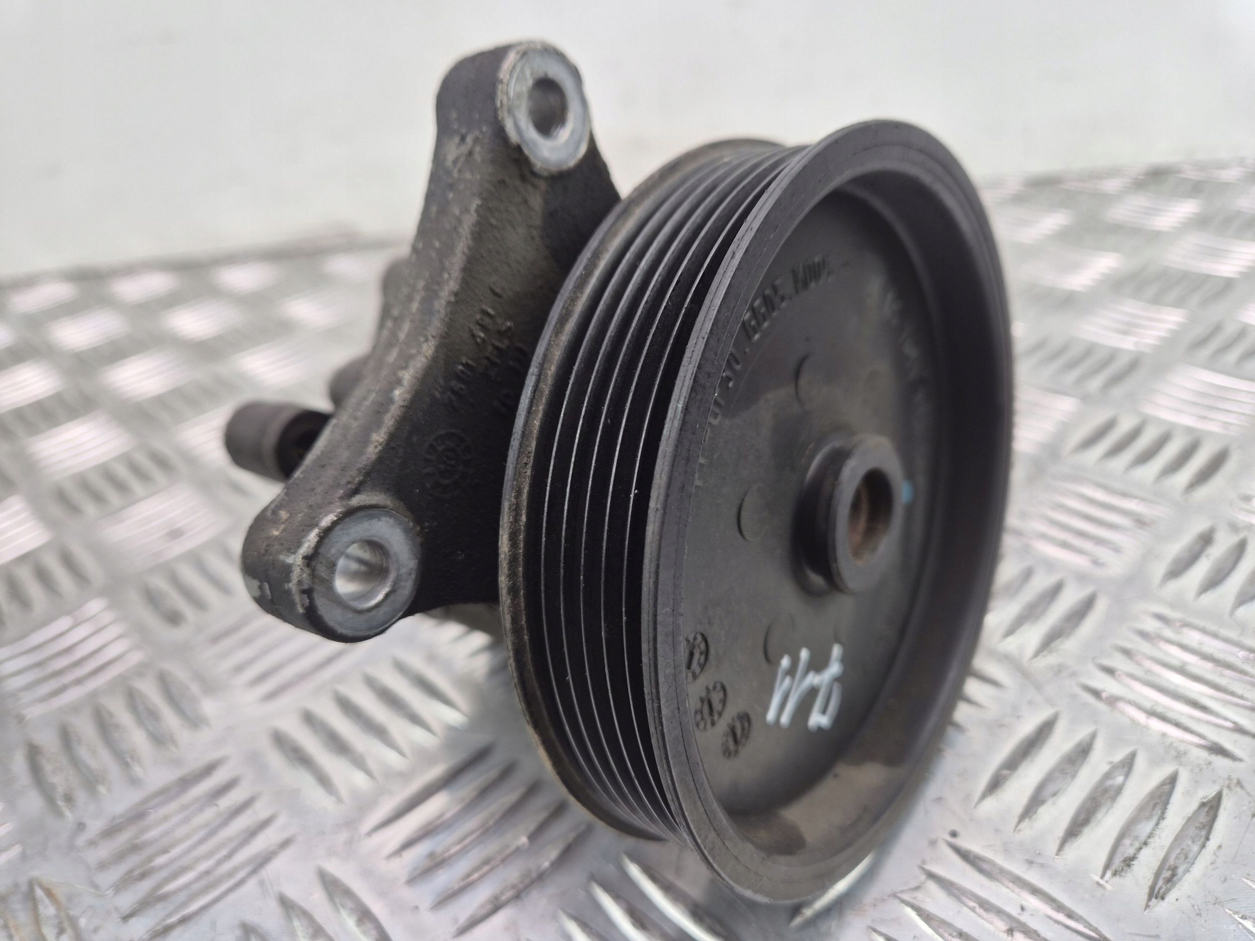 Mercedes C200 CGI W204 servo pump A0064667501 M271860