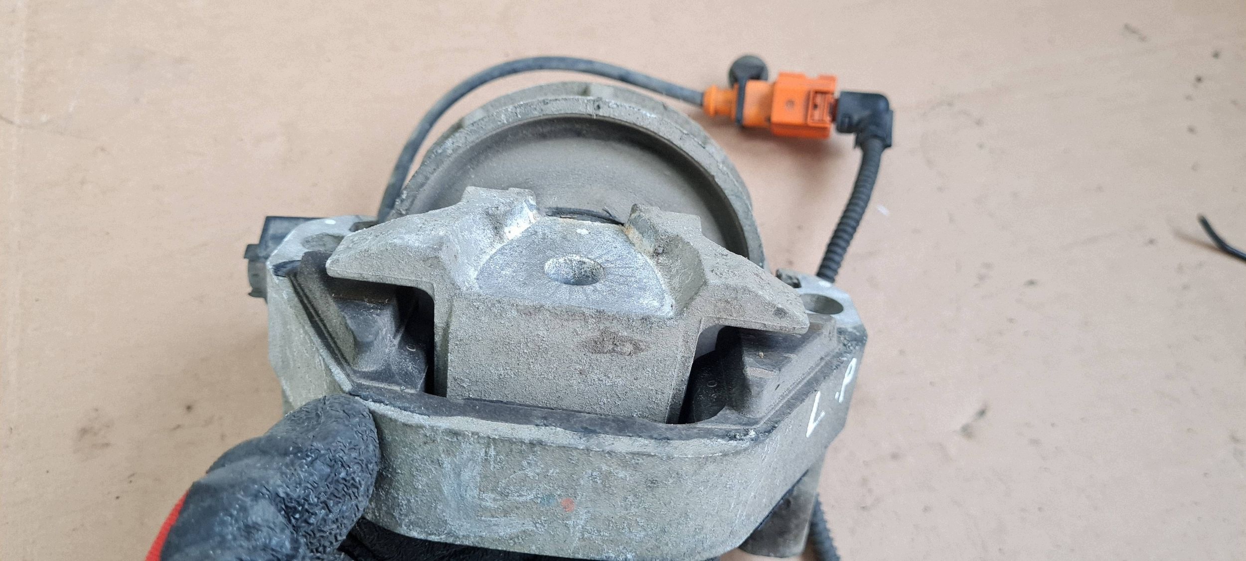A7 4G engine mount left 3.0 TDI CDU 4G0199381LG A6 C7 4G