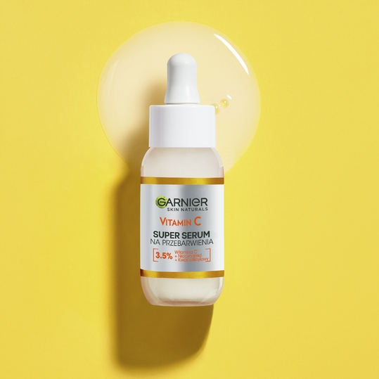 Garnier serum do twarzy na przebarwienia z witaminą C i niacynamidem Opakowanie butelka z pompką