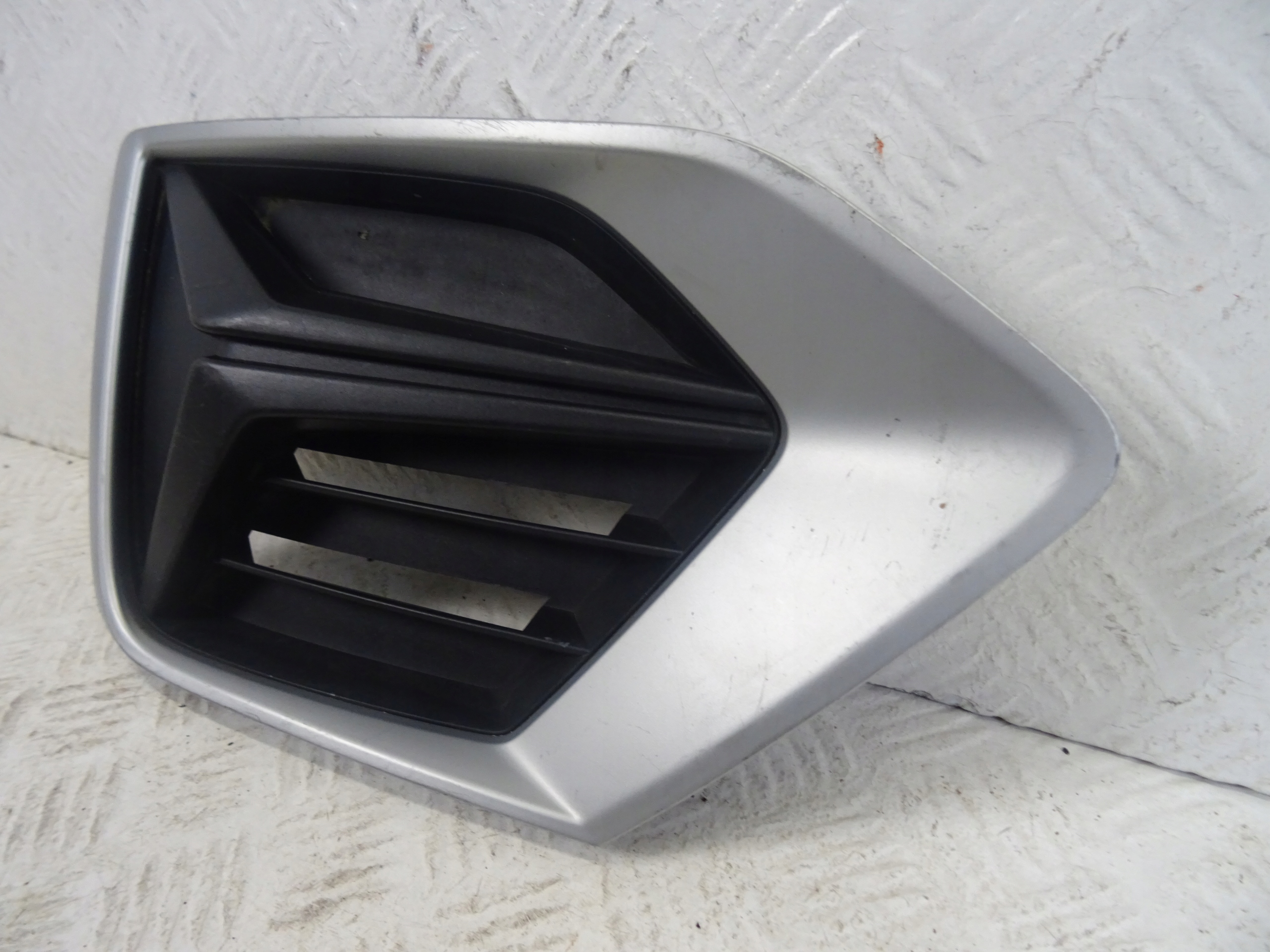 grid of a bumper front front left AUDI Q3 II 83A807681B