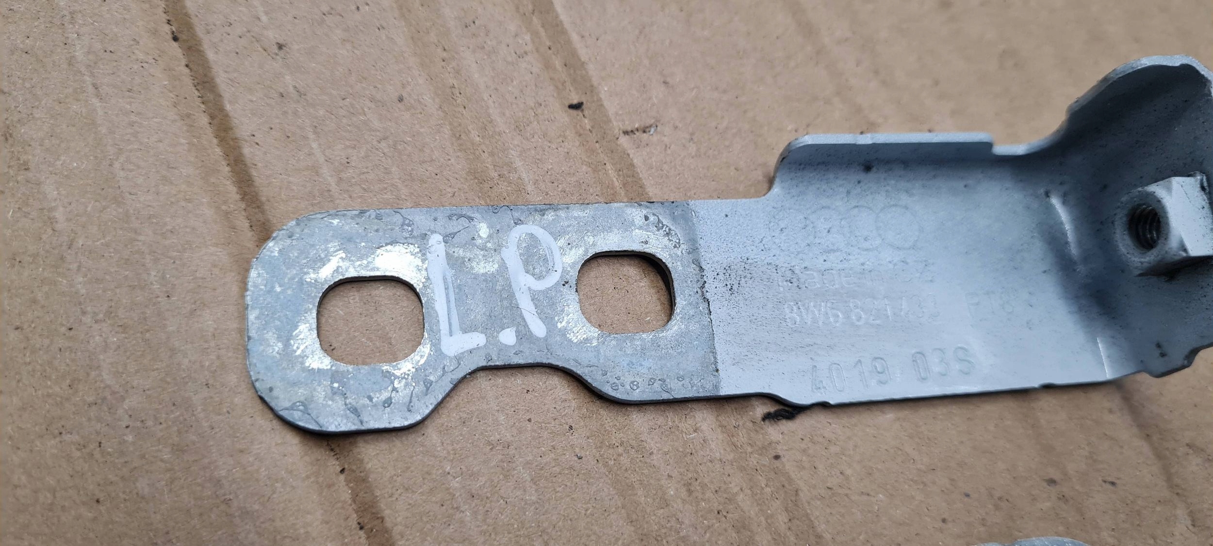 A5 8W S5 bracket holder of a fender hook left front LS9R 8W6821433