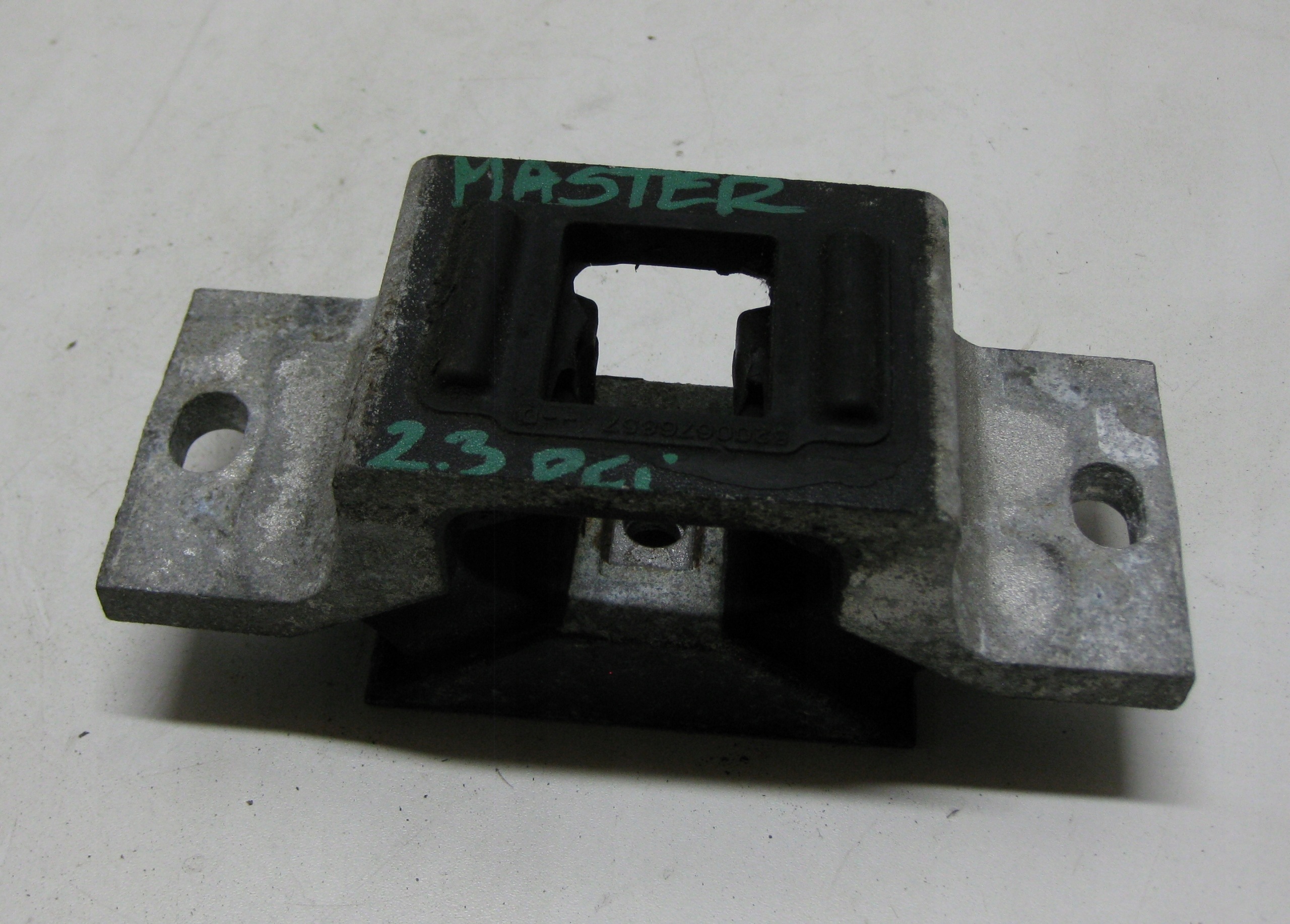 RENAULT MASTER III LIFT engine mount 8200676857