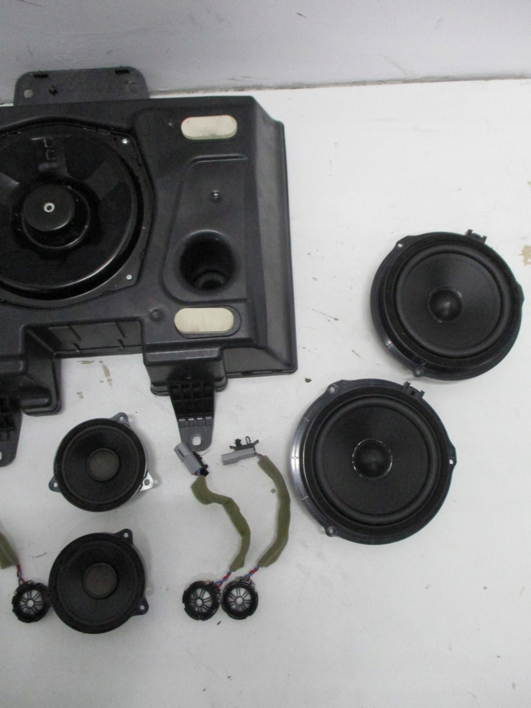 Subwoofer subwufer glosnik LAND ROVER meridian Producent czesci Land Rover OE