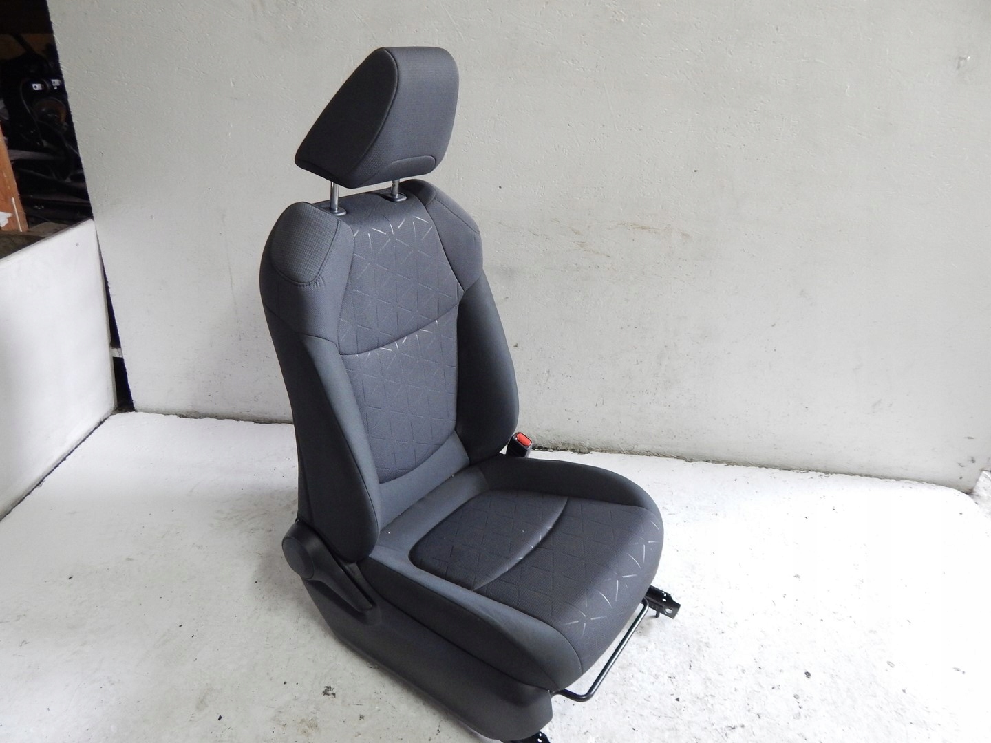 FOTEL PRAWY TOYOTA RAV4 V 19-23 GRZANY