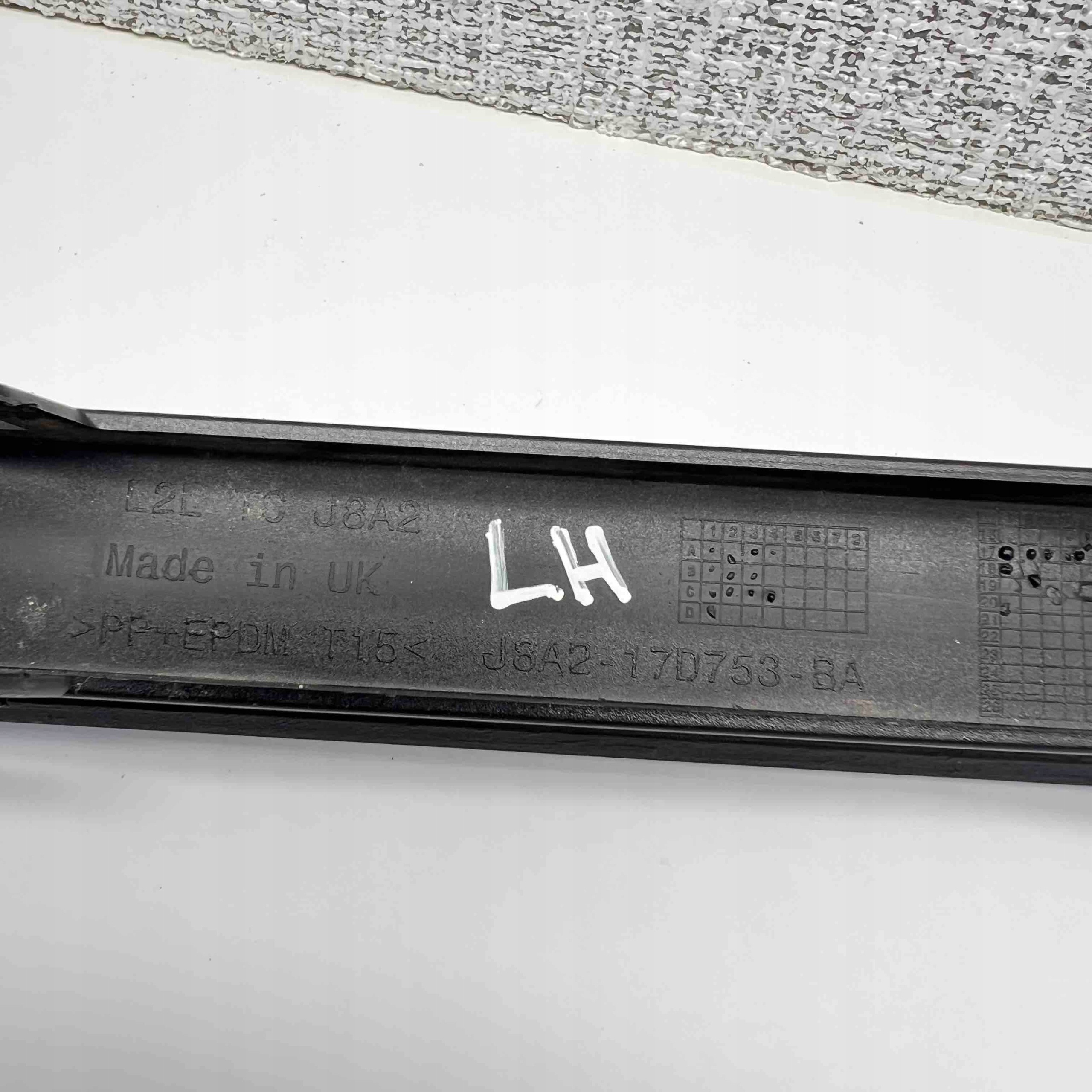 RANGE ROVER VELAR 2017- moulding bumper left rear part J8A2-17D753-BA