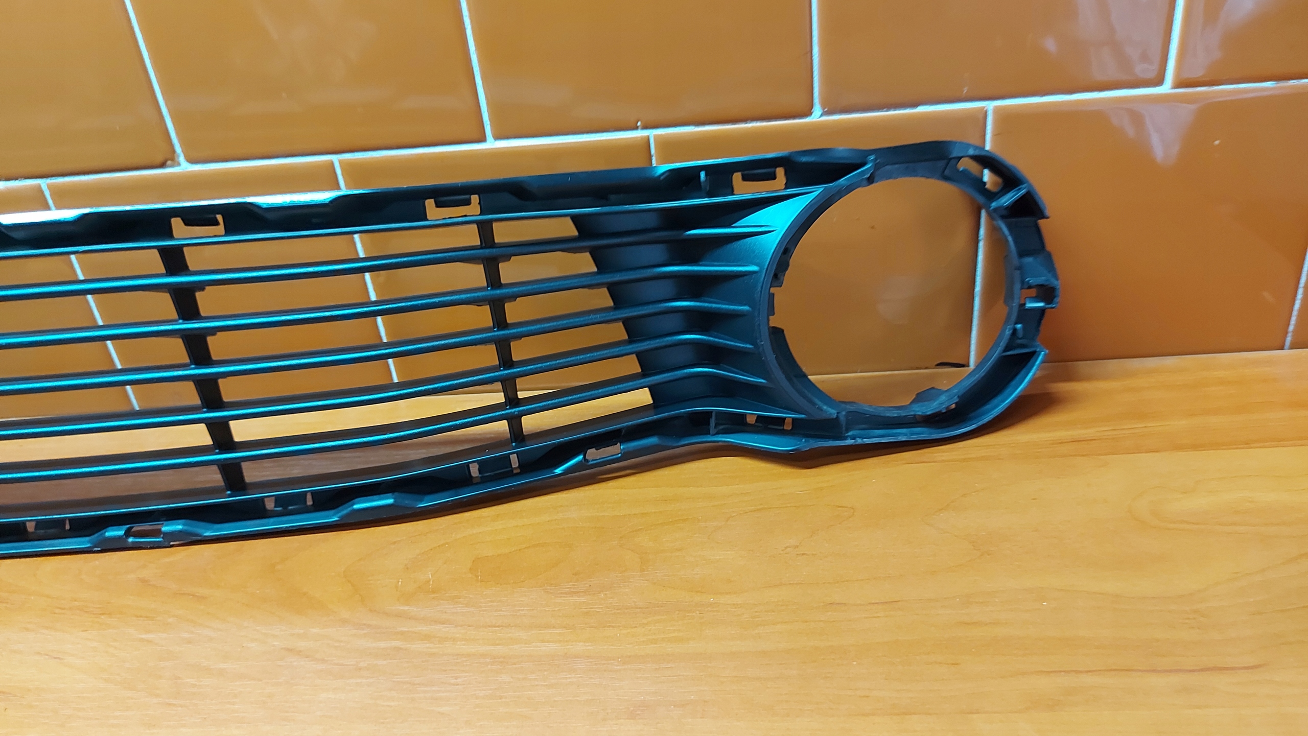 grid of a bumper central front front TOYOTA AYGO II 14