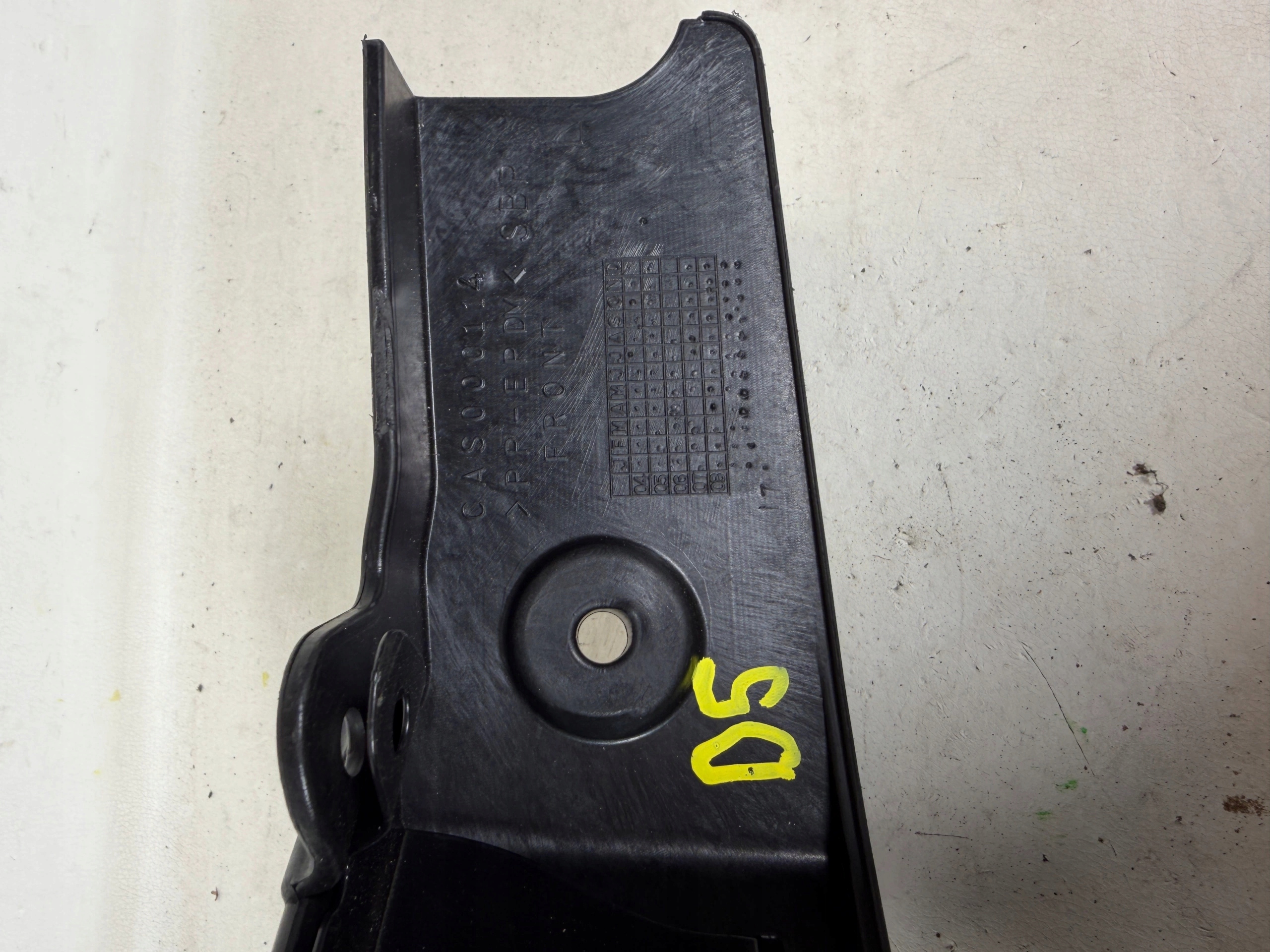LAND ROVER DISCOVERY MK4 left mudguard flap