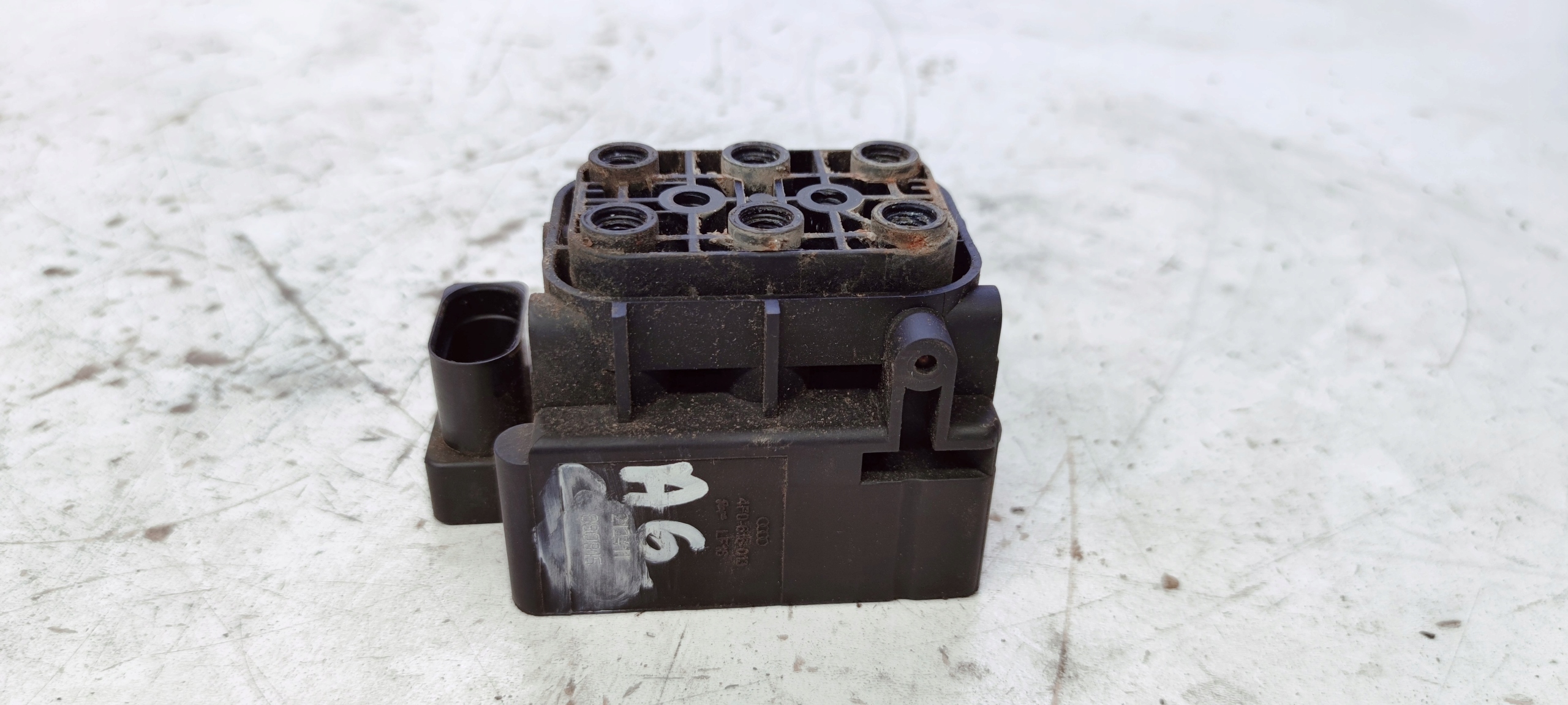 ROZDZIELACZ PNEUMATYKI AUDI A6 C6 4F0616013