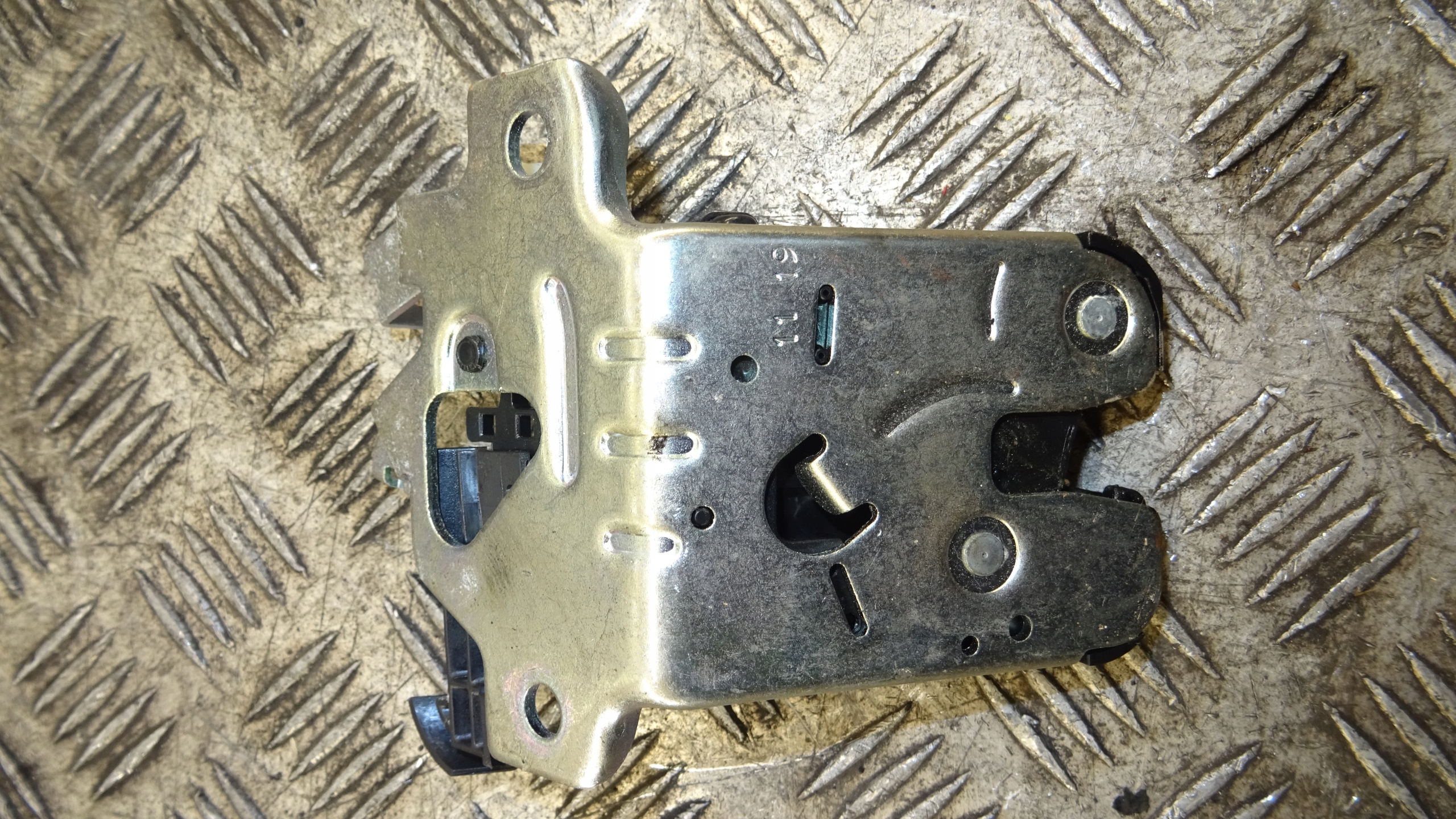 Volkswagen OE 3G0827503C lock bonnet PASSAT B8 NR M945