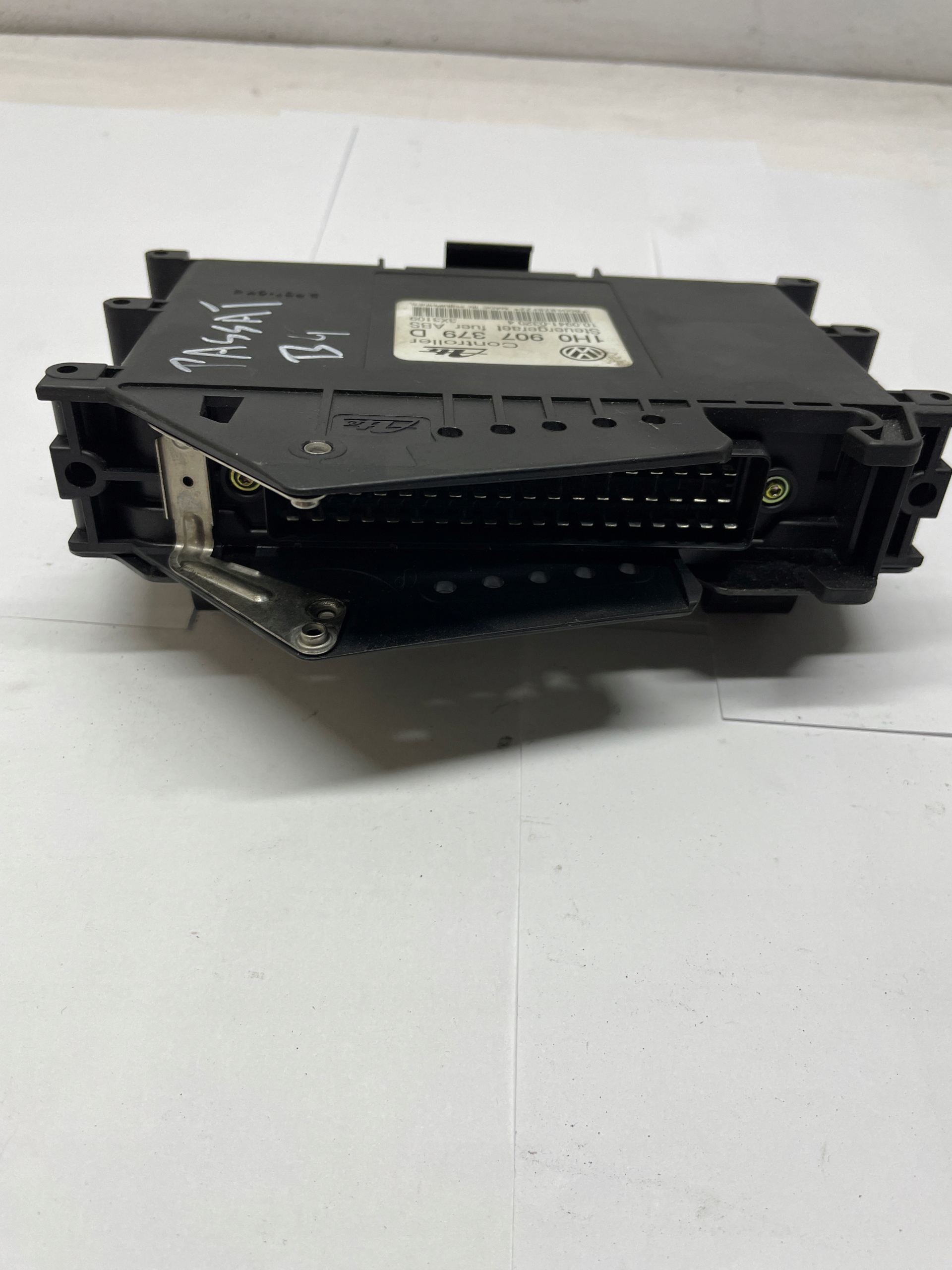 control unit of the engine 1H0907379D Volkswagen Passat B4
