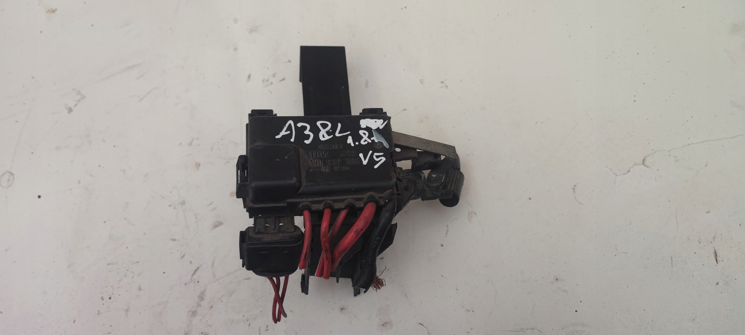 AUDI A3 8L compartment of fuses for battery
