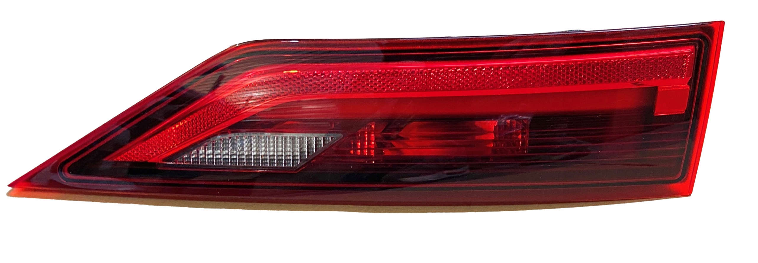 фонарь левый на крышке багажника volvo V90