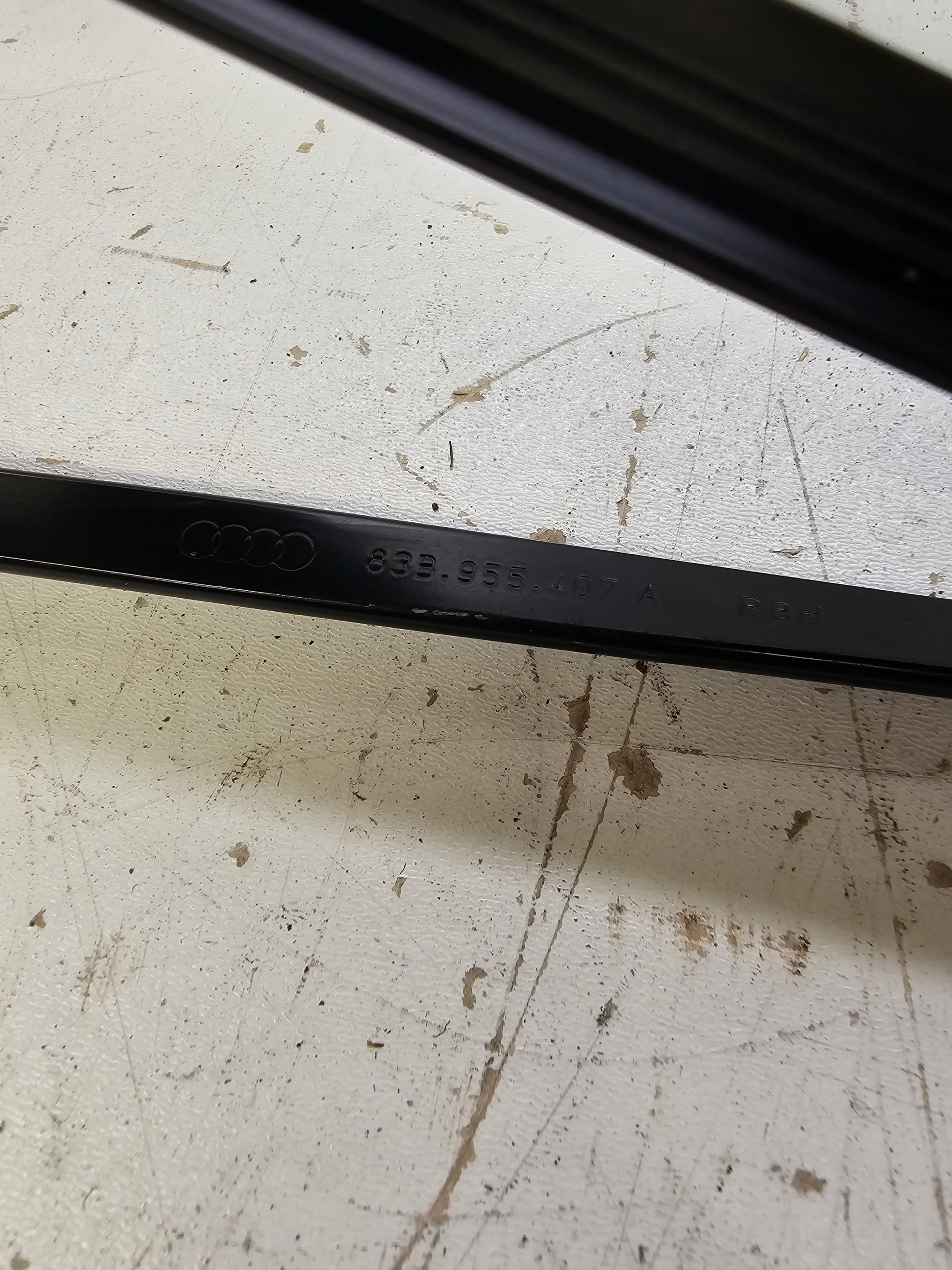 wiper arm left AUDI Q3 F3 83B955407A