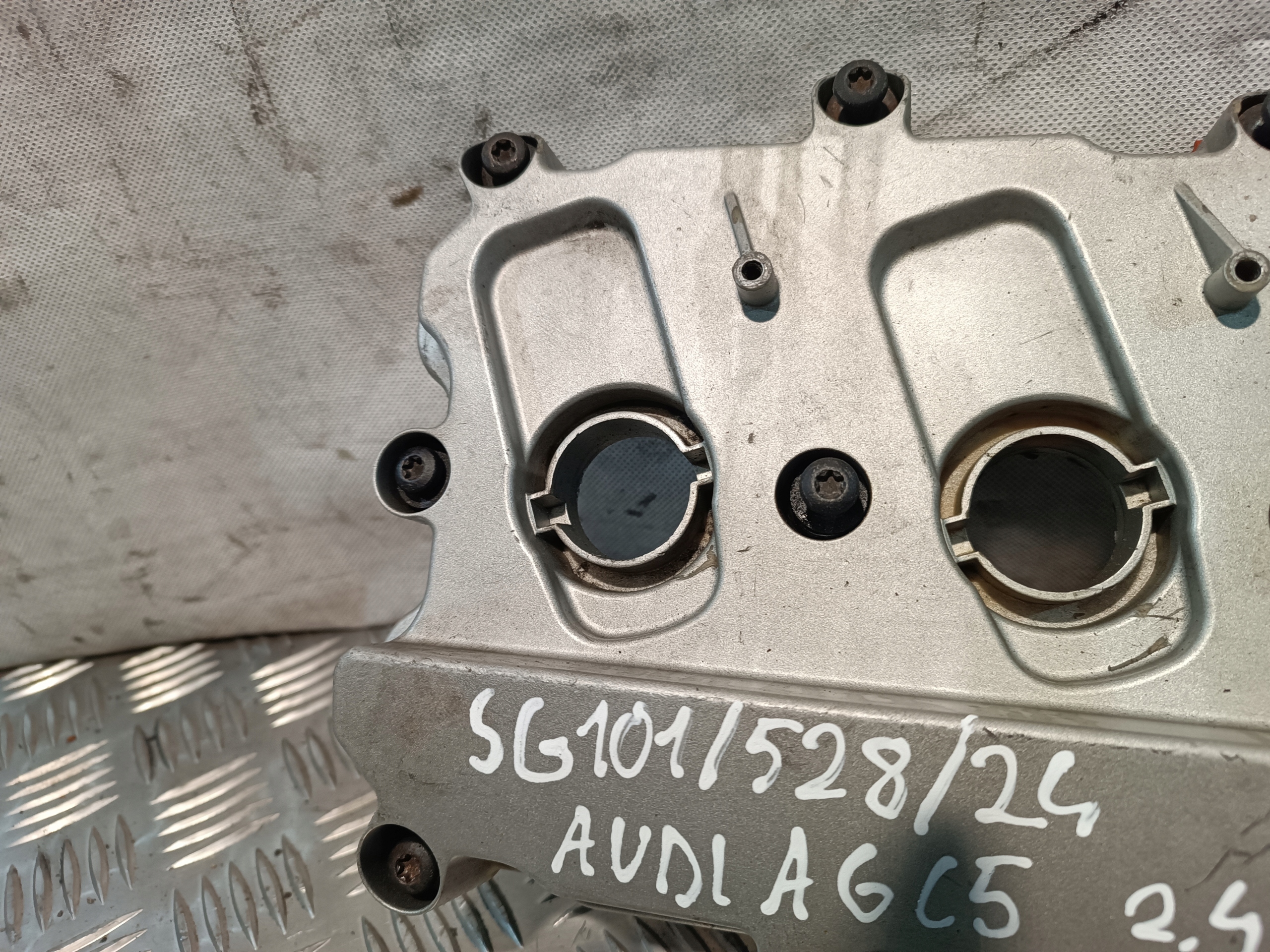 Abdeckung der Ventile AUDI A6 C6 2.4B V6 2004r 06E1034720