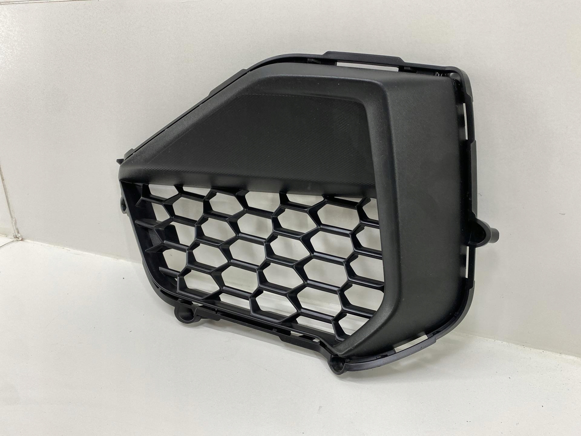 grid of a bumper left side Ford Mustang 7 S650 (2023 - 2026)