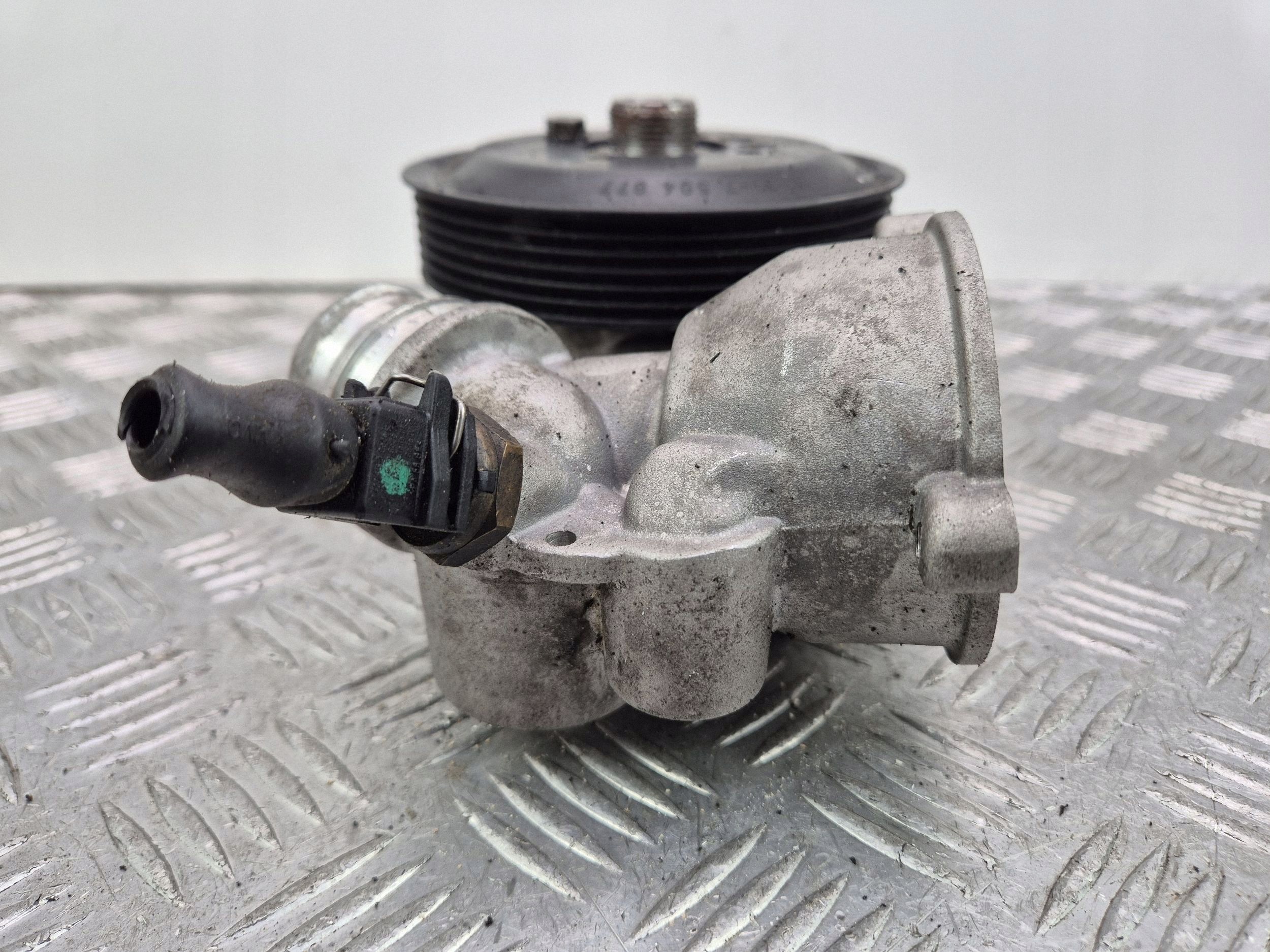 BMW 5 E60 E61 550i water pump 7504077 N62B48B