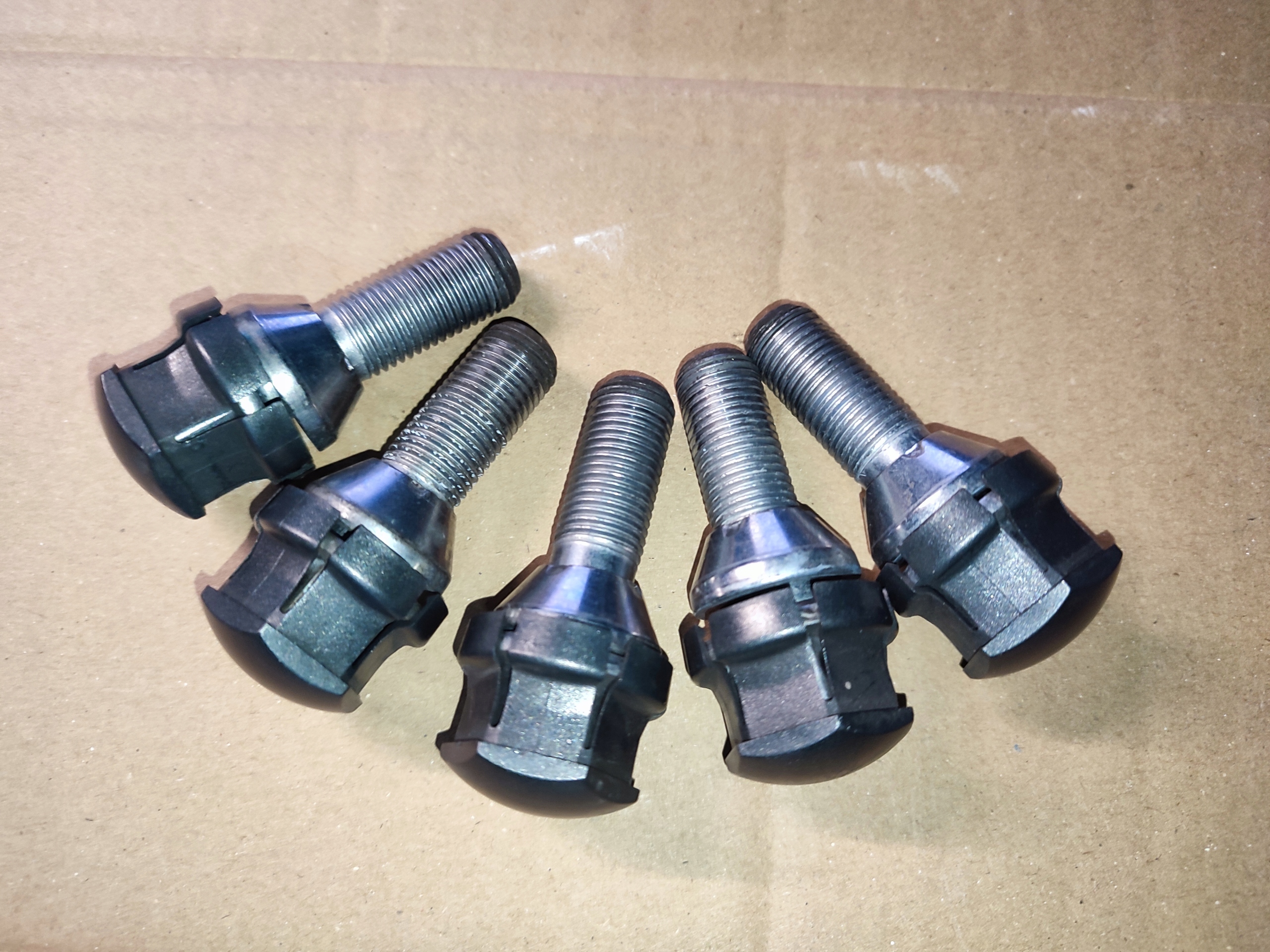 Volvo XC60 II XC90 II 2021r шпильки болт колеса