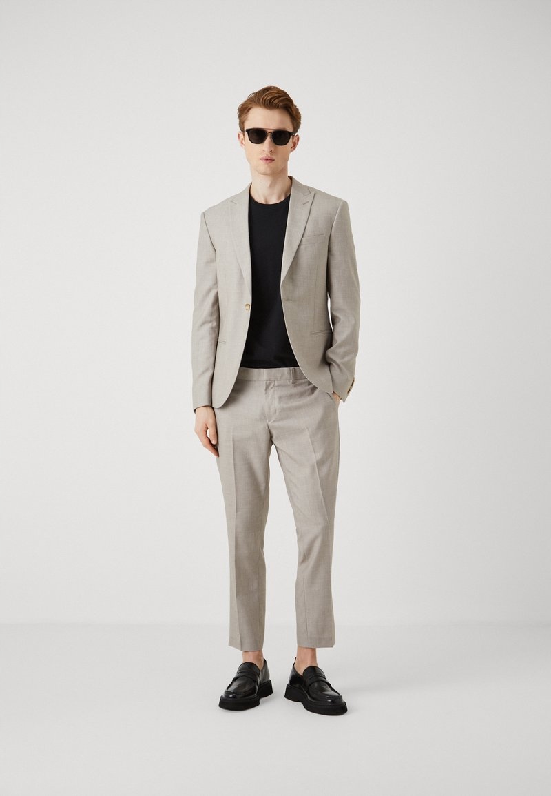 Béžový ležérní oblek Isaac Dewhirst 54