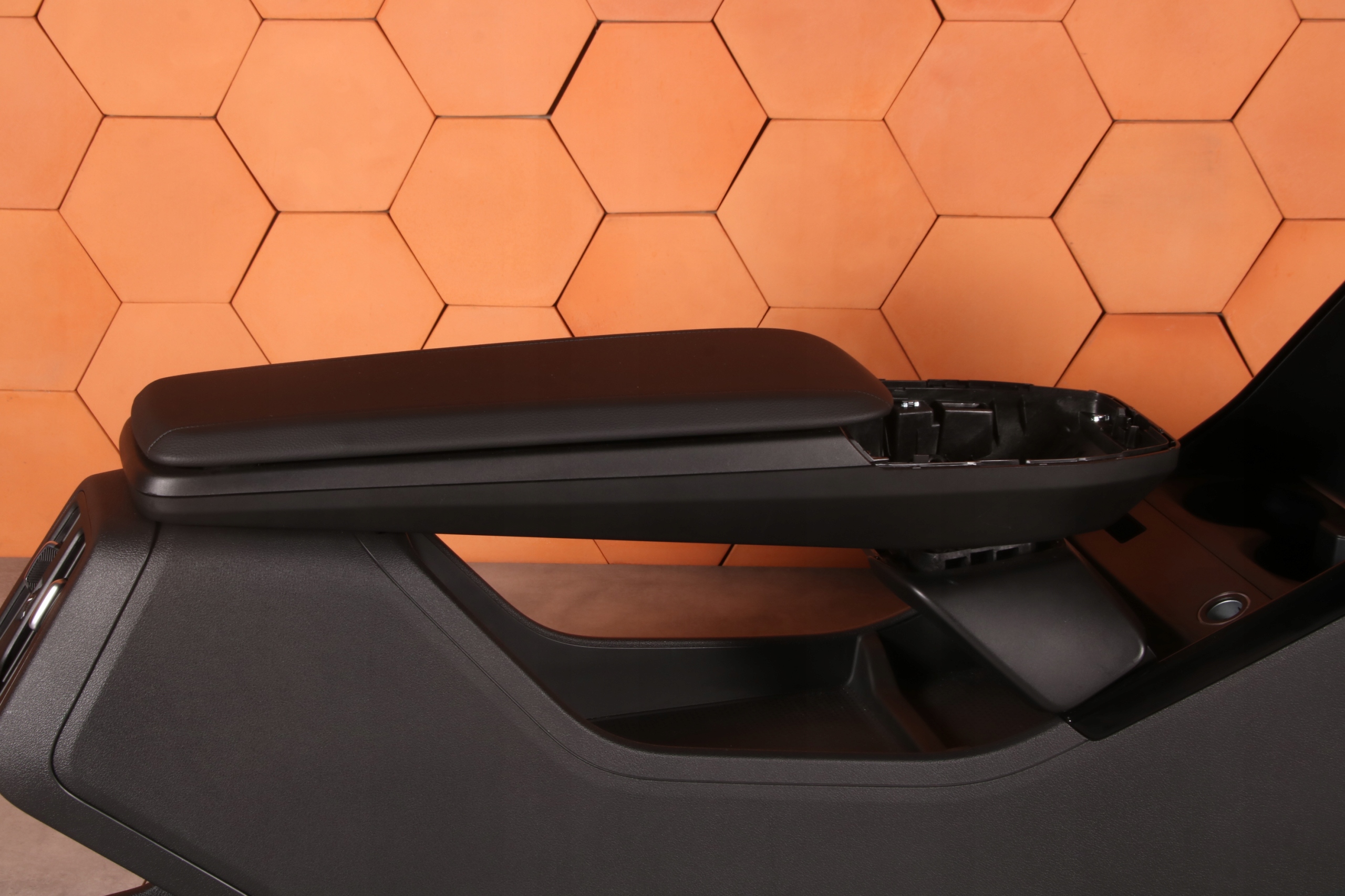 BMW 2' U06 X1 U11 TUNEL central armrest black 5A2E049 1 km !!!