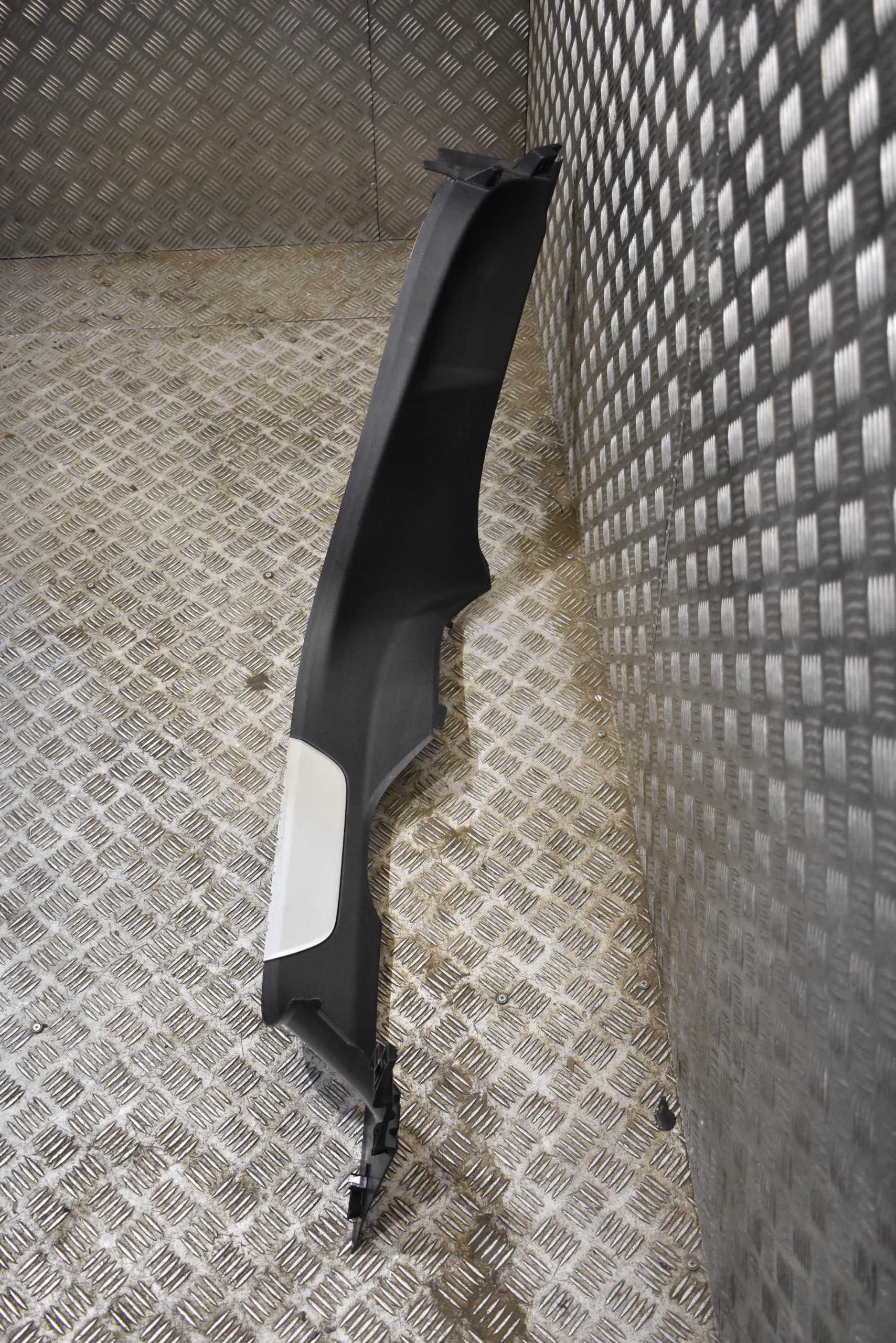moulding cap threshold rear right PORSCHE TAYCAN 1