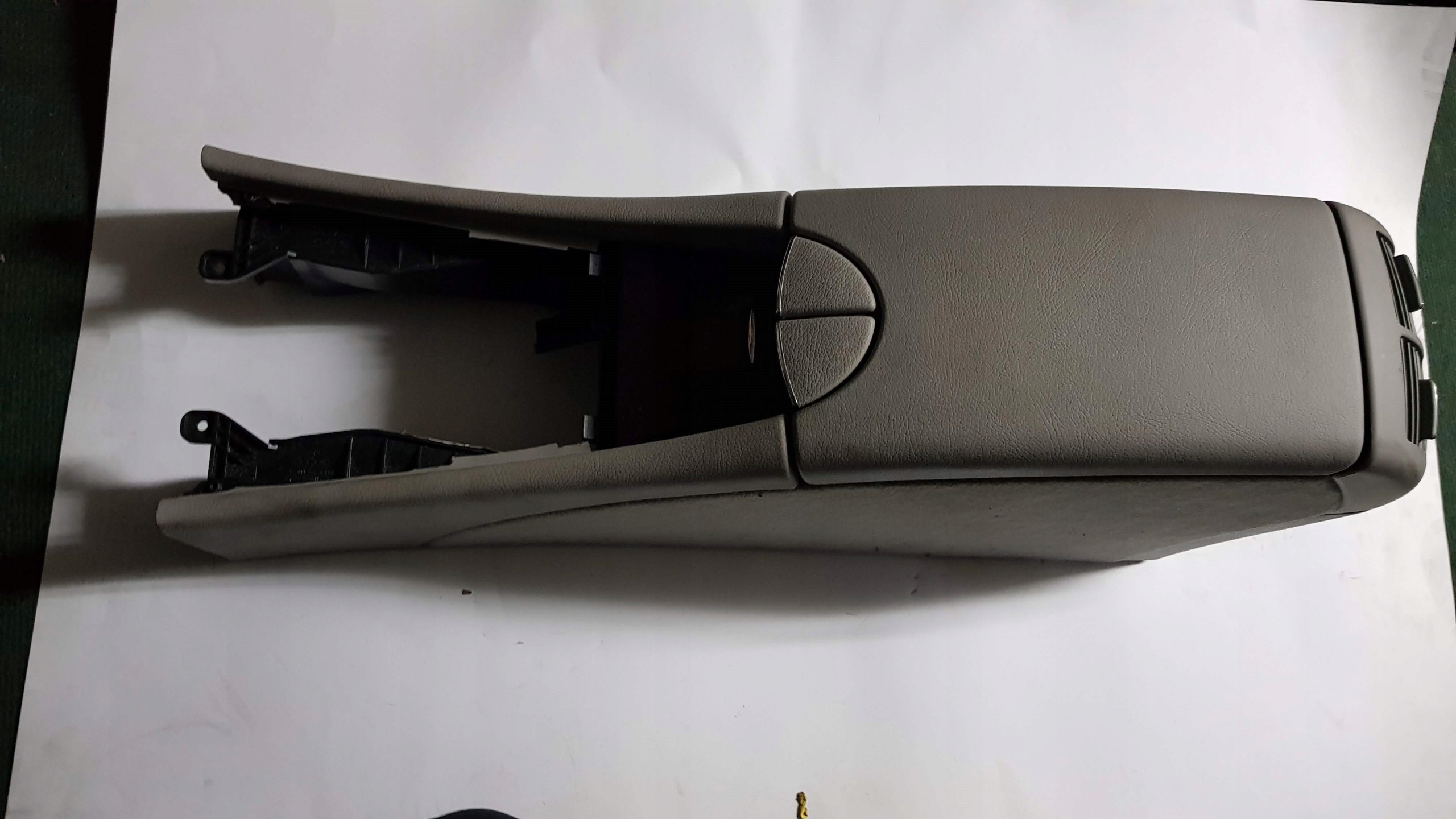 A2208600602 - MERCEDES E Class 211 W211 підлокітник тунель