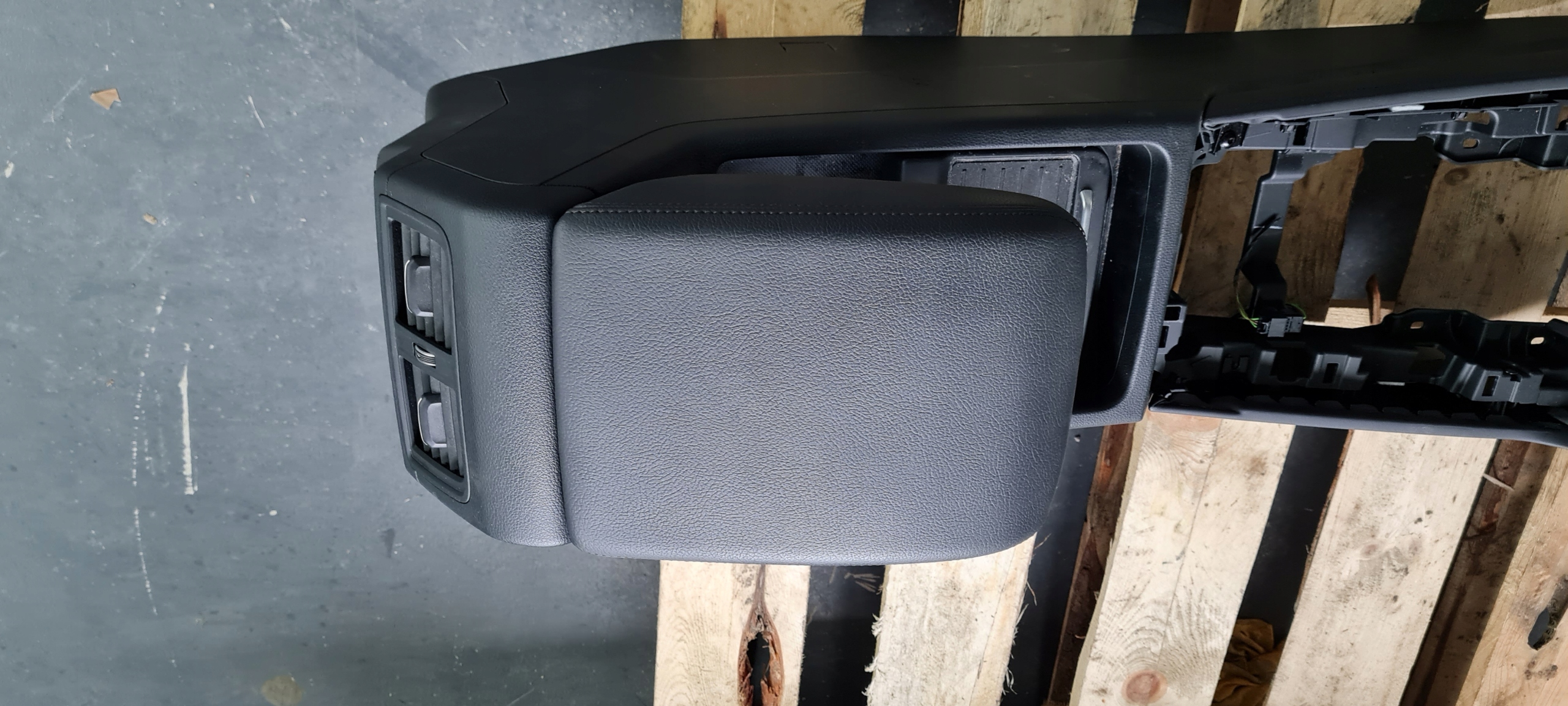 Q5 80A SQ5 armrest TUNEL central LADOWARKA INDUKCYJNA LED