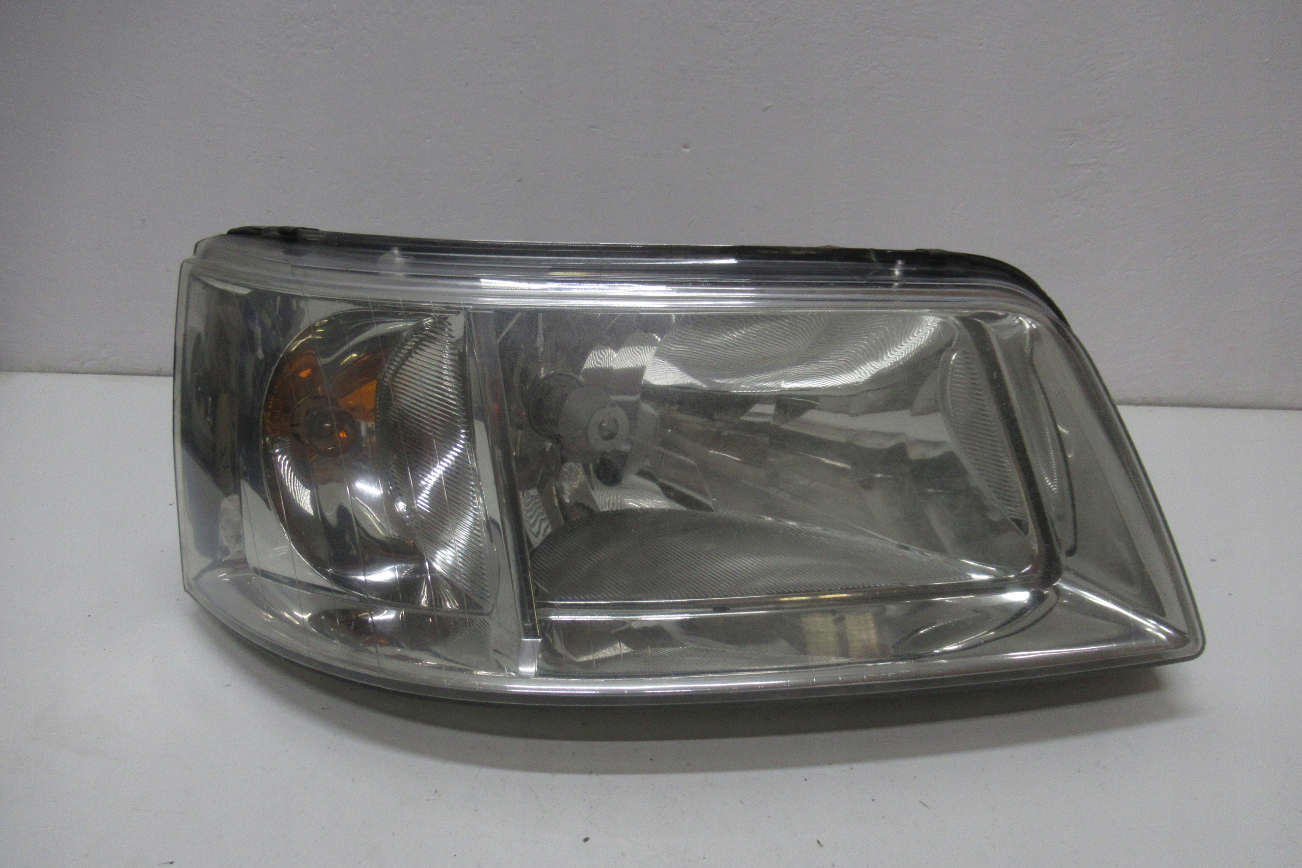 VW T5 05R feu droite avant 7H1941016N EU