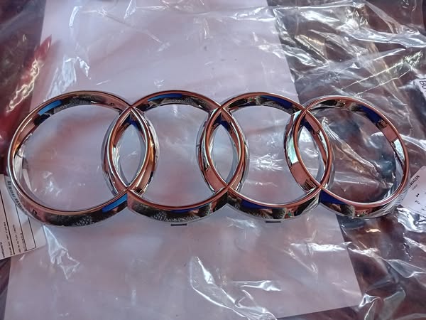 AUDI A6 C7 4G0 EMBLEMAT LOGO ZNACZEK GRILLA ATRAPY ORYGINAŁ