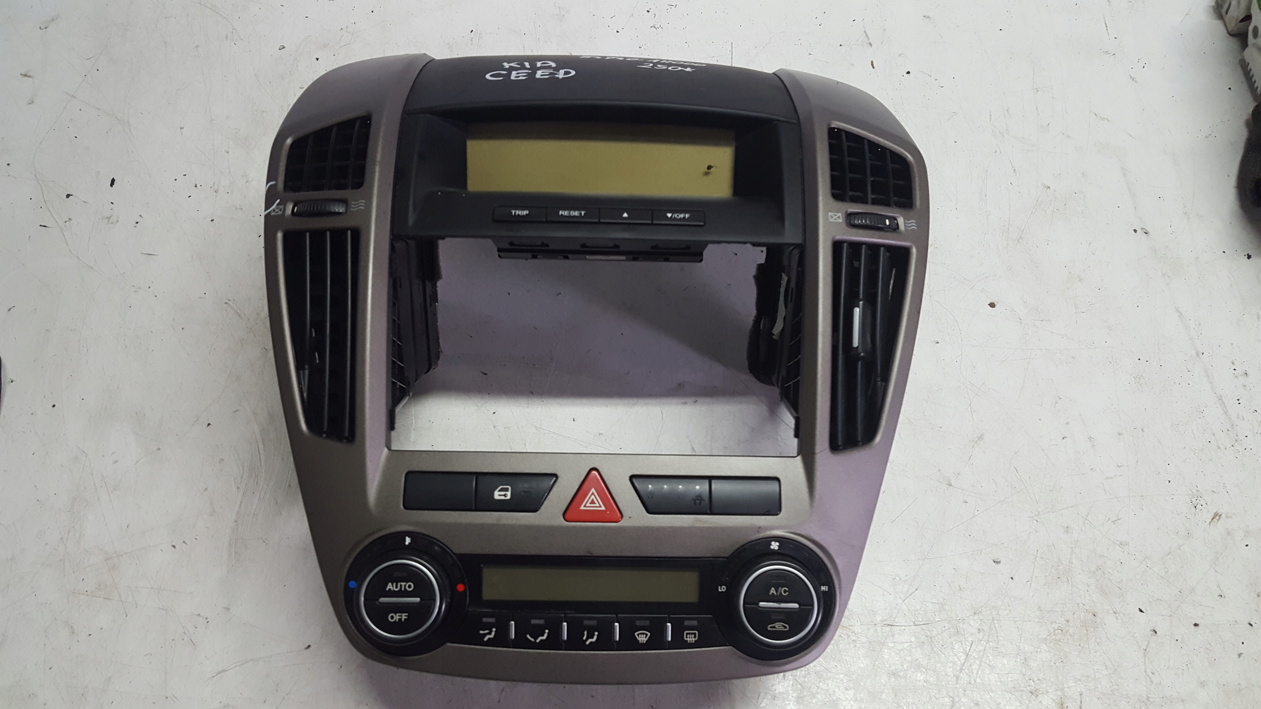 ЦЕНТРАЛЬНА ПАНЕЛЬ РАДІО KIA CEED 84740-1H000