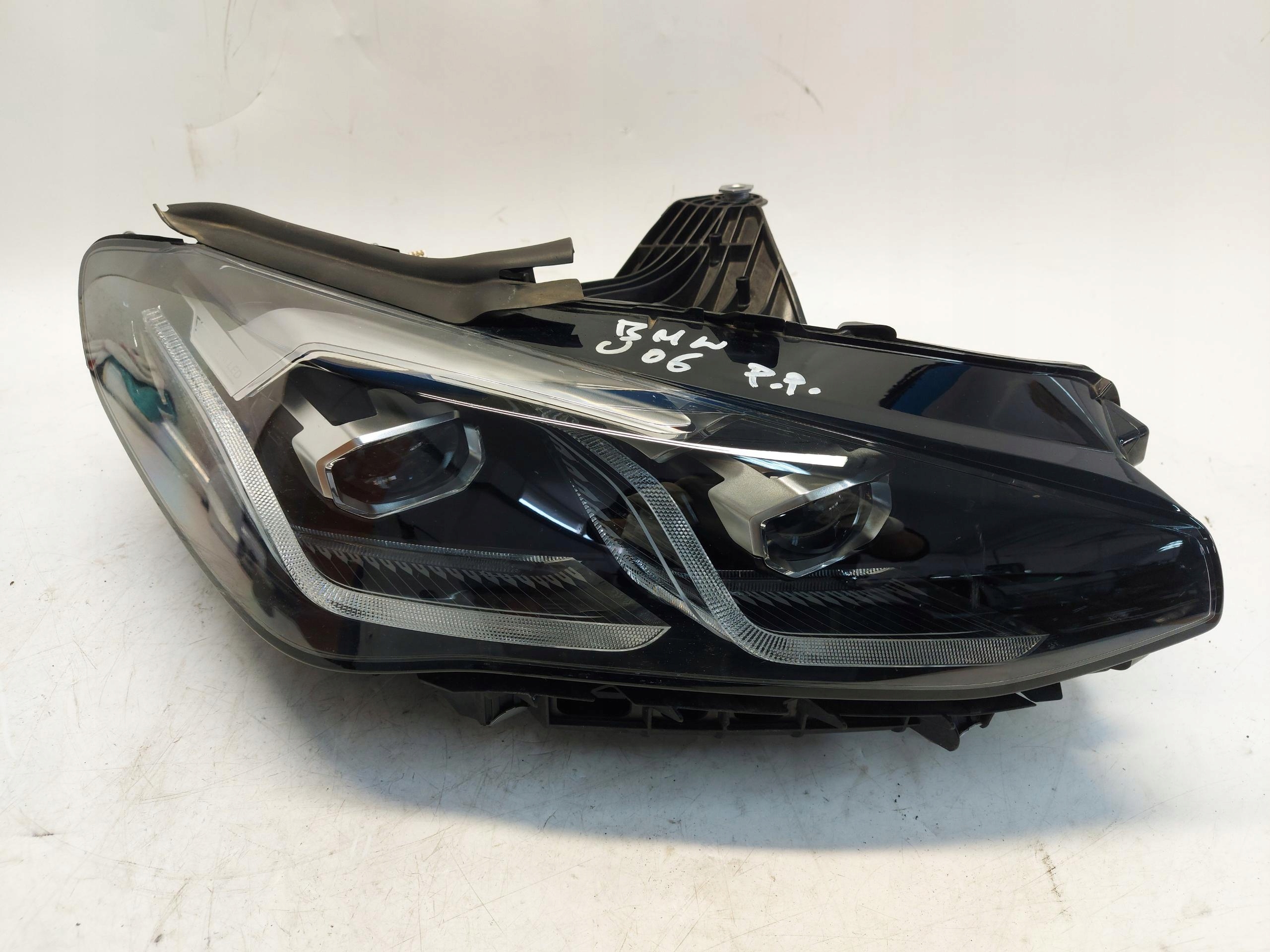 BMW U06 220d light right front RHD UK 5a42252