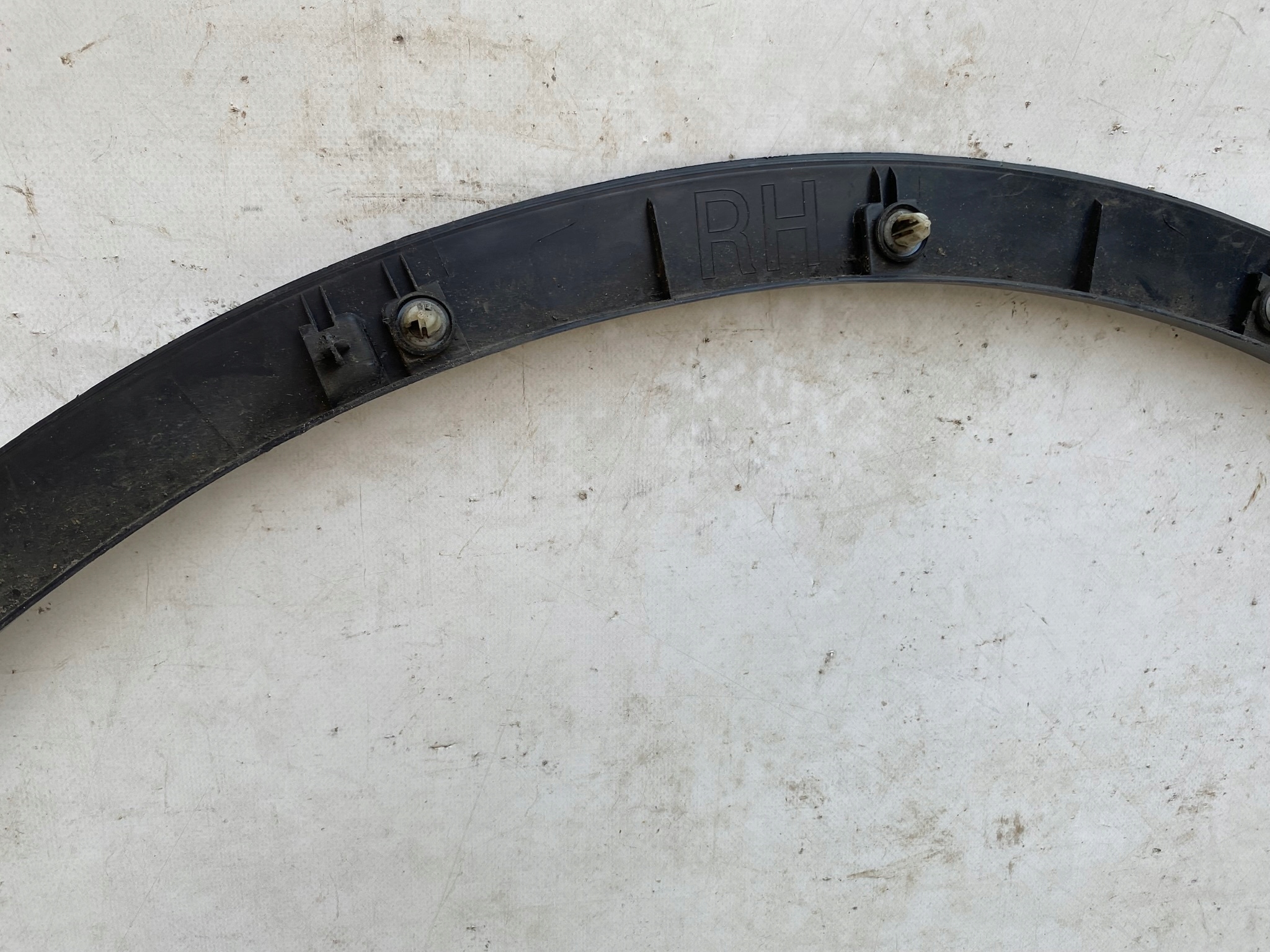 TESLA Y moulding for fender right front 1683860-00-A
